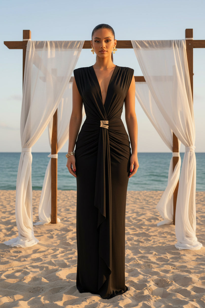 Golden Silhouette - Robe noire élégante avec bijou doré