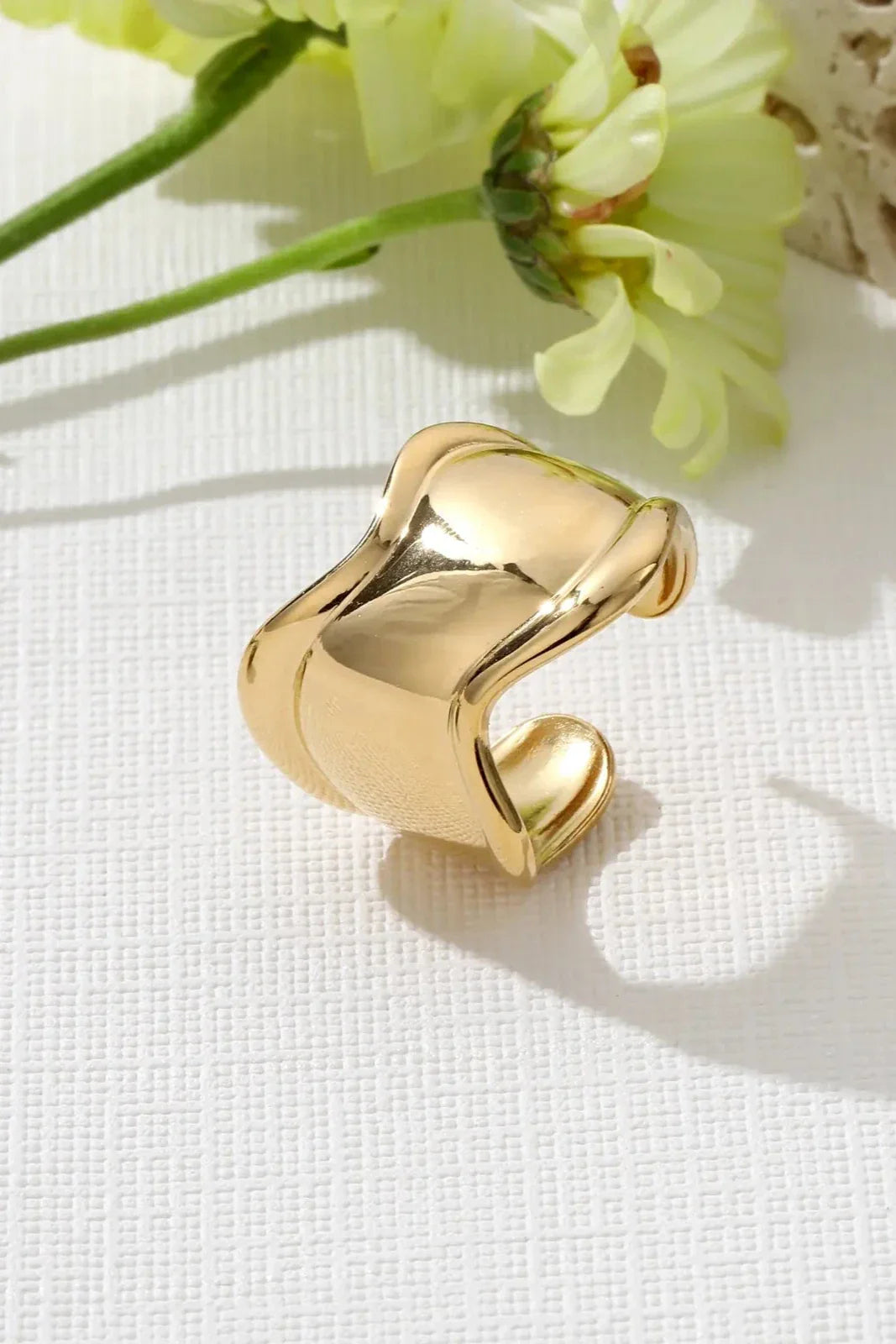 Ola Artística - Anillo ancho de acero inoxidable bañado en oro: diseño escultural y ajustable