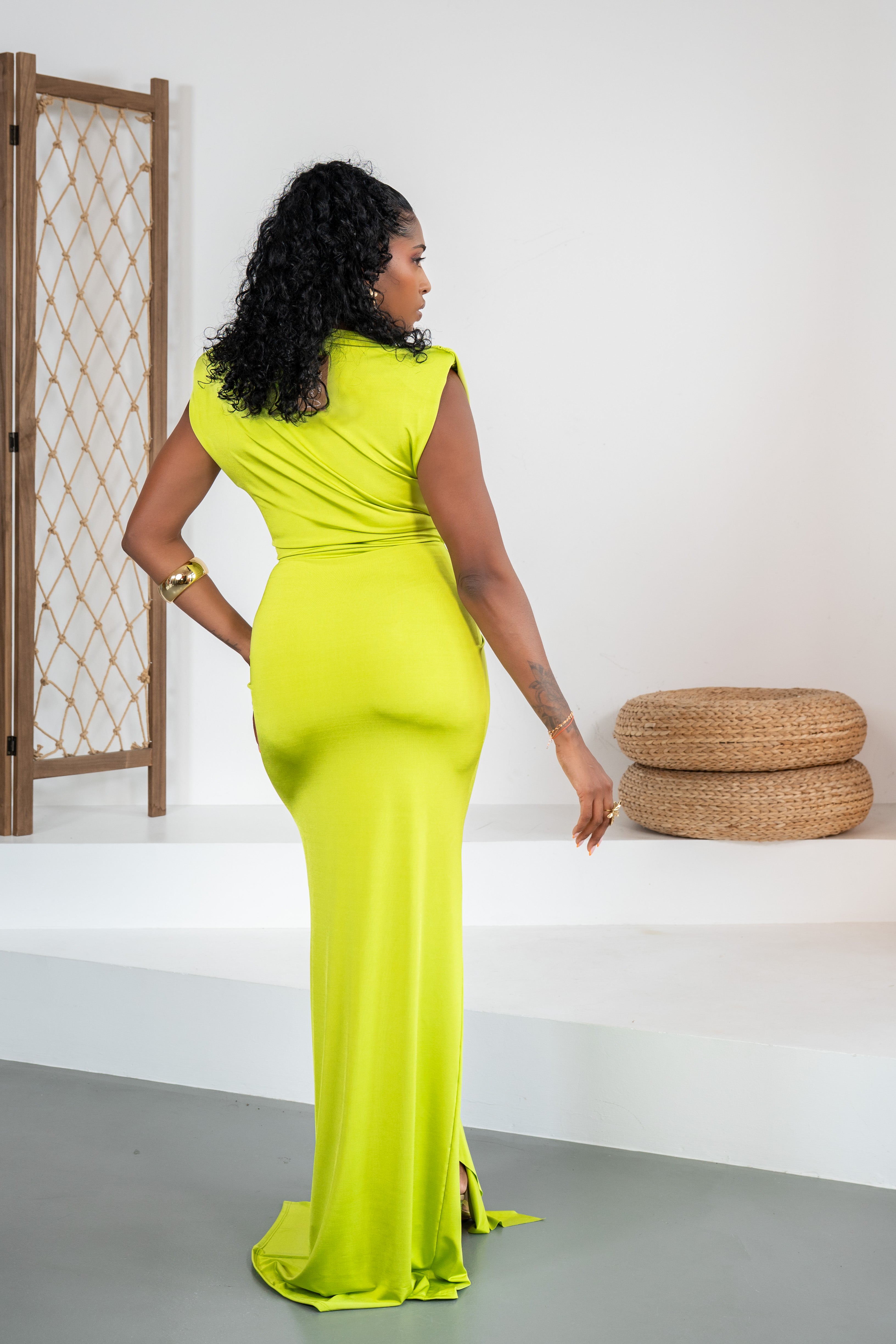 Golden Silhouette - Robe anis élégante avec bijou doré