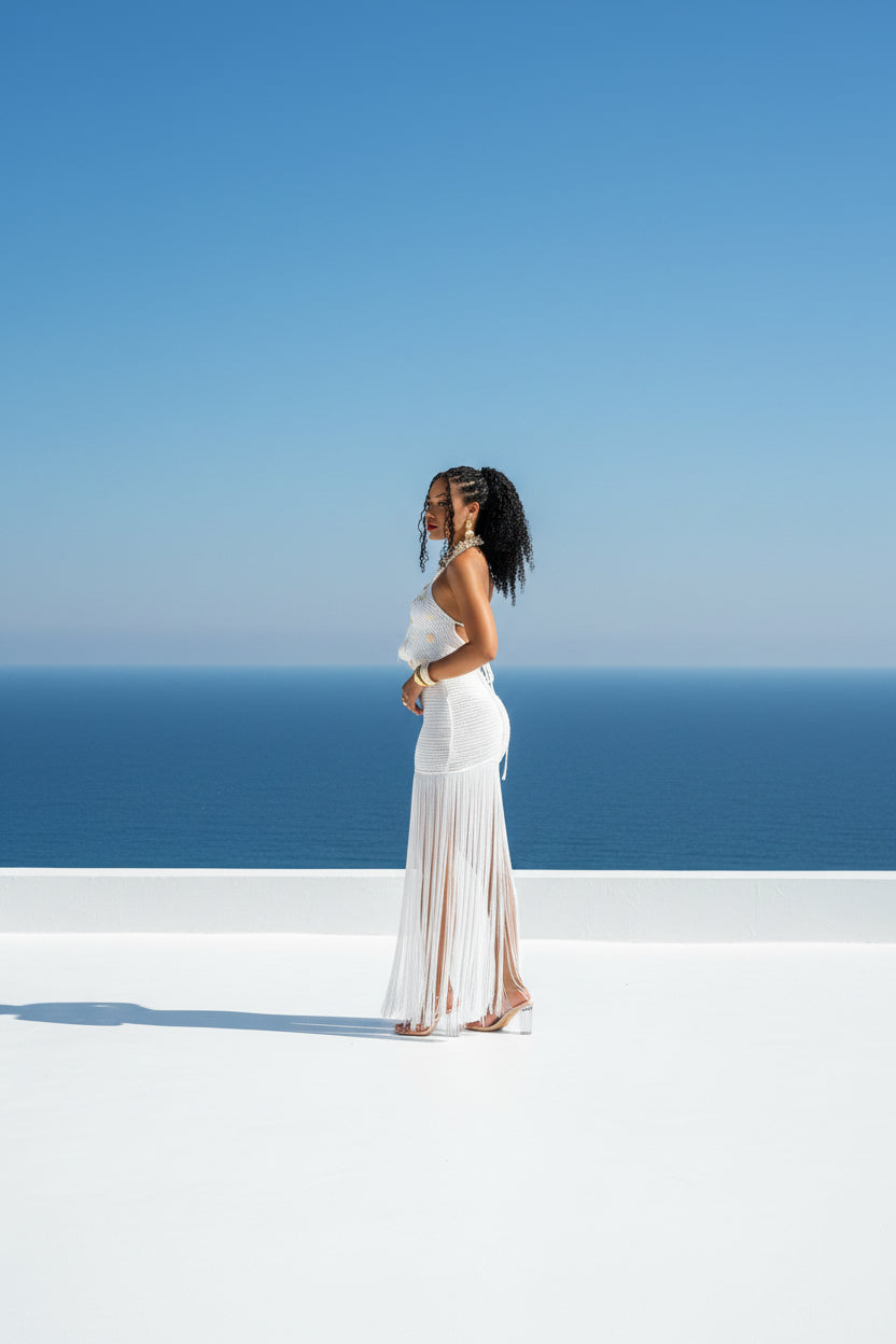 Calypso - Robe longue blanche luxueuse ornée de cauris