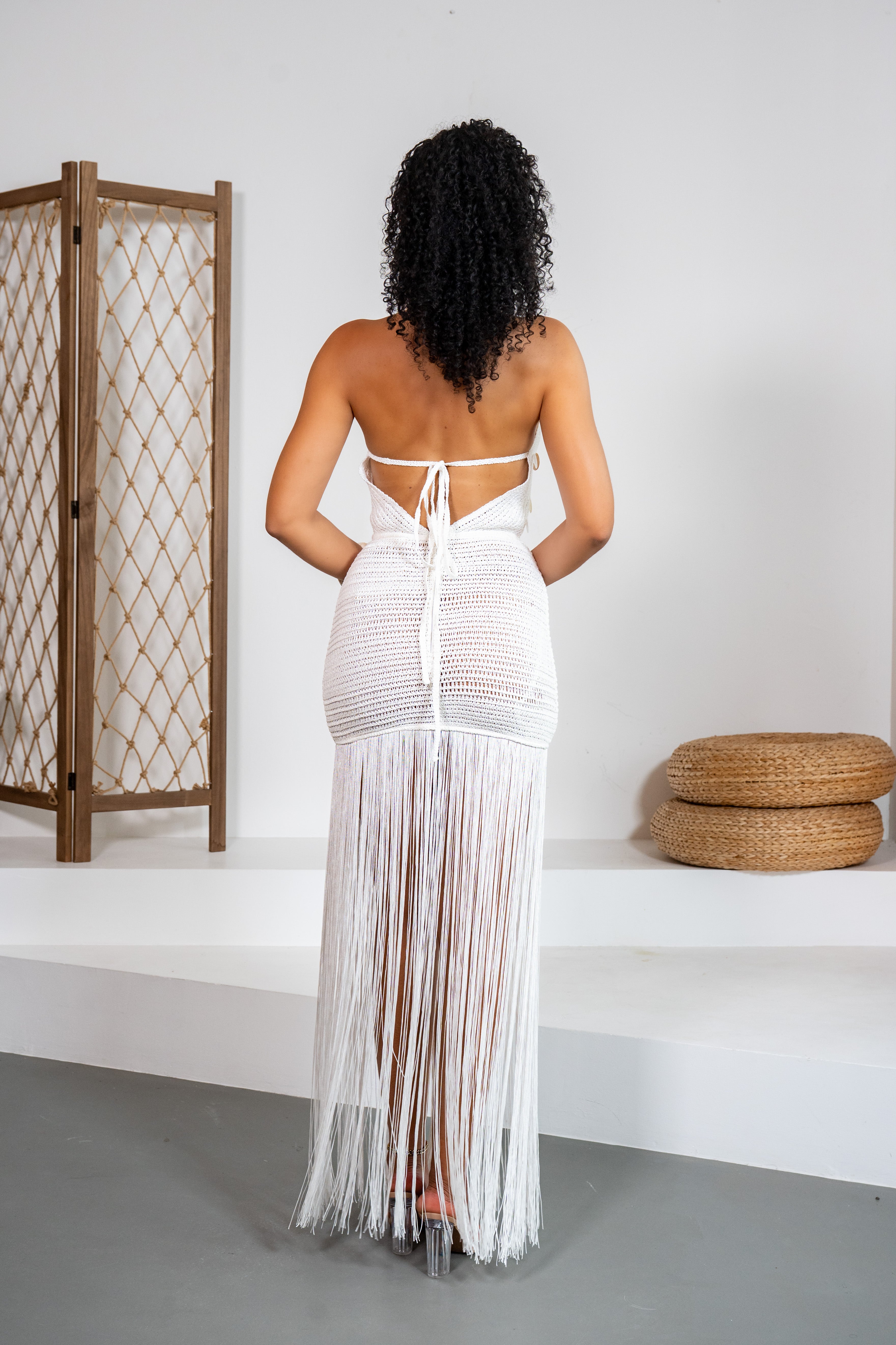 Calypso - Robe longue blanche luxueuse ornée de cauris
