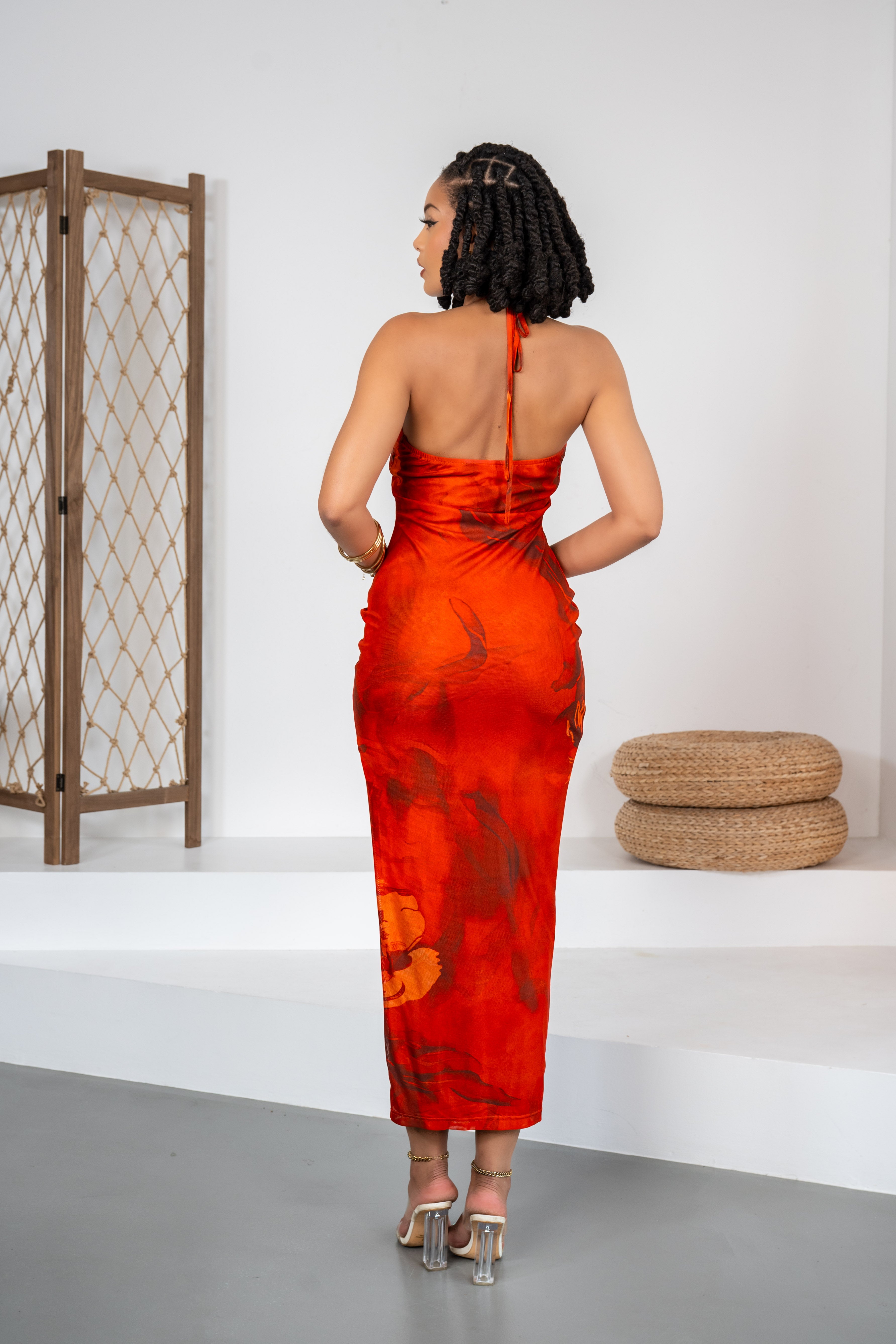Riviera Secret - Robe brique ornée de bijoux dorés