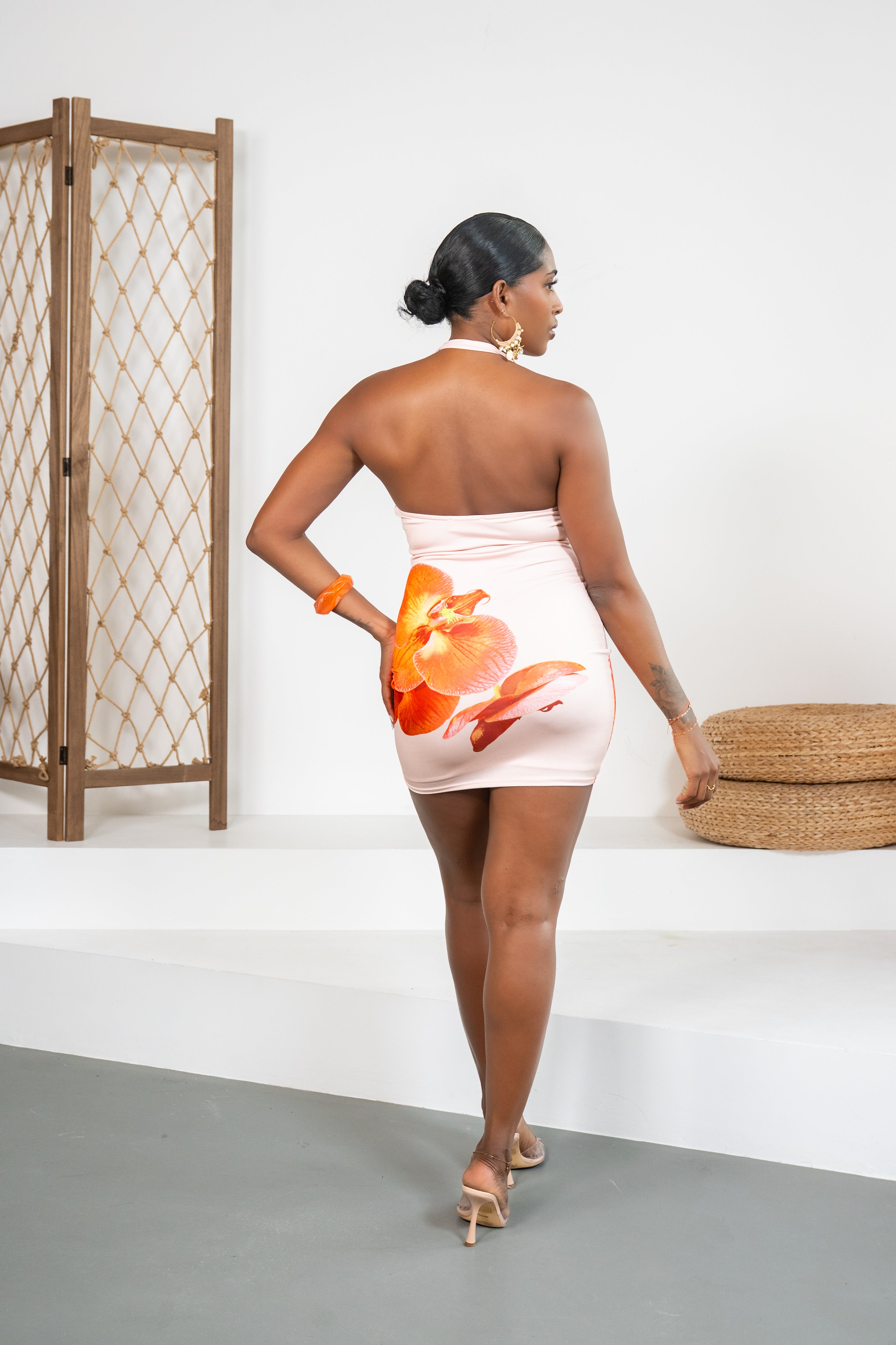 Amora - Robe courte fleurie saumon
