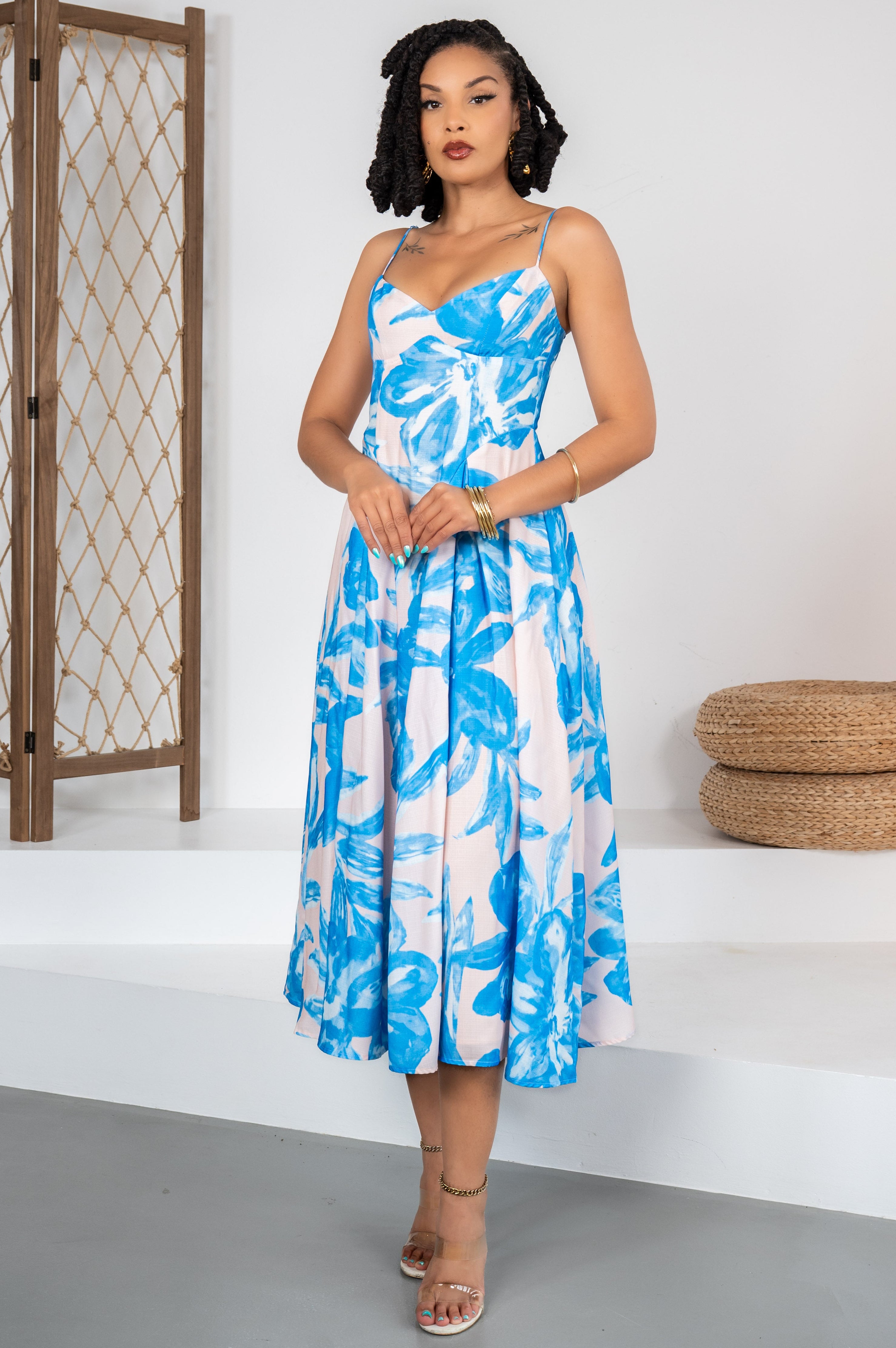 Bloom Riviera - Robe élégante crème à fleurs bleues