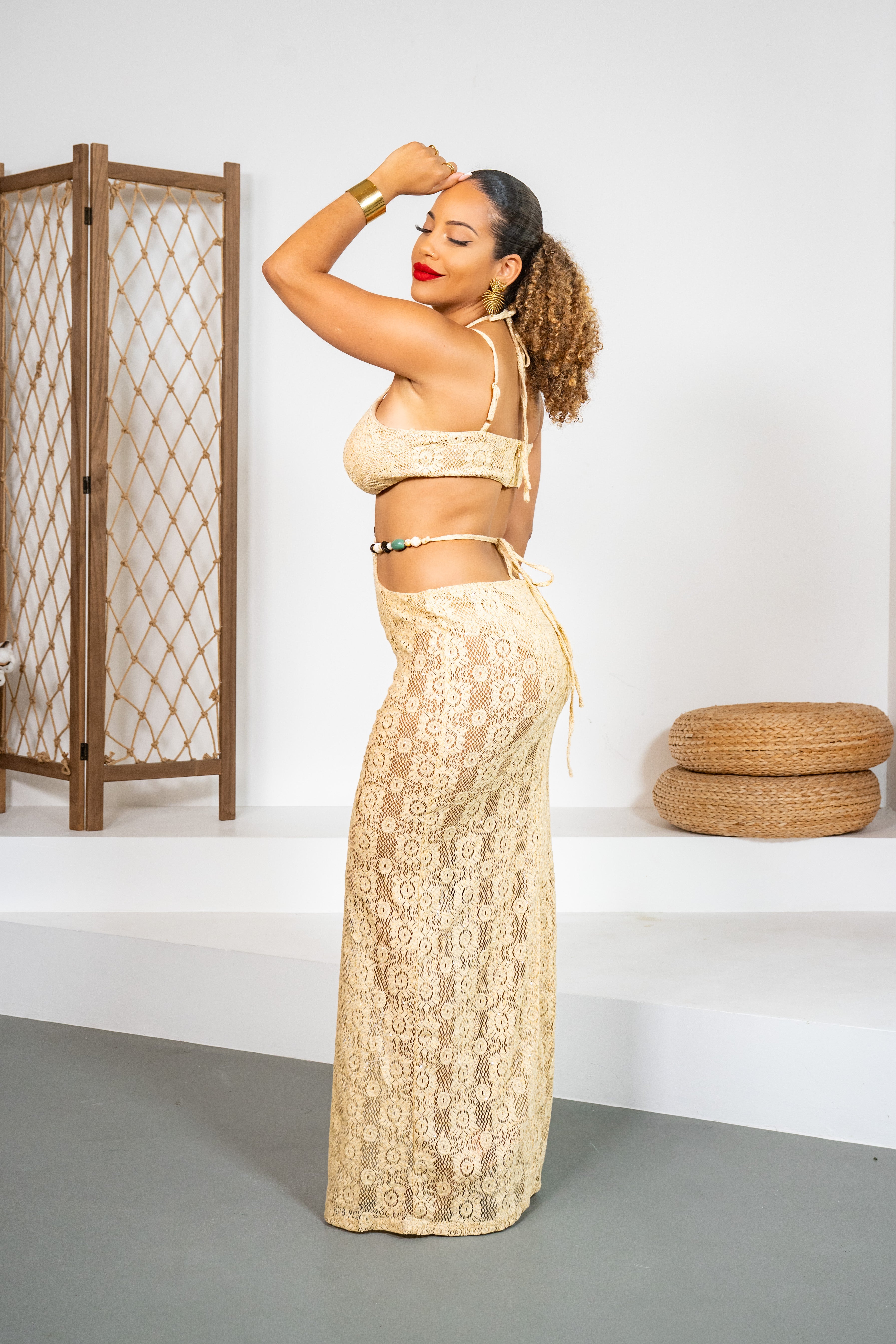 Nácar - Robe en crochet irisé beige avec grosses pierres