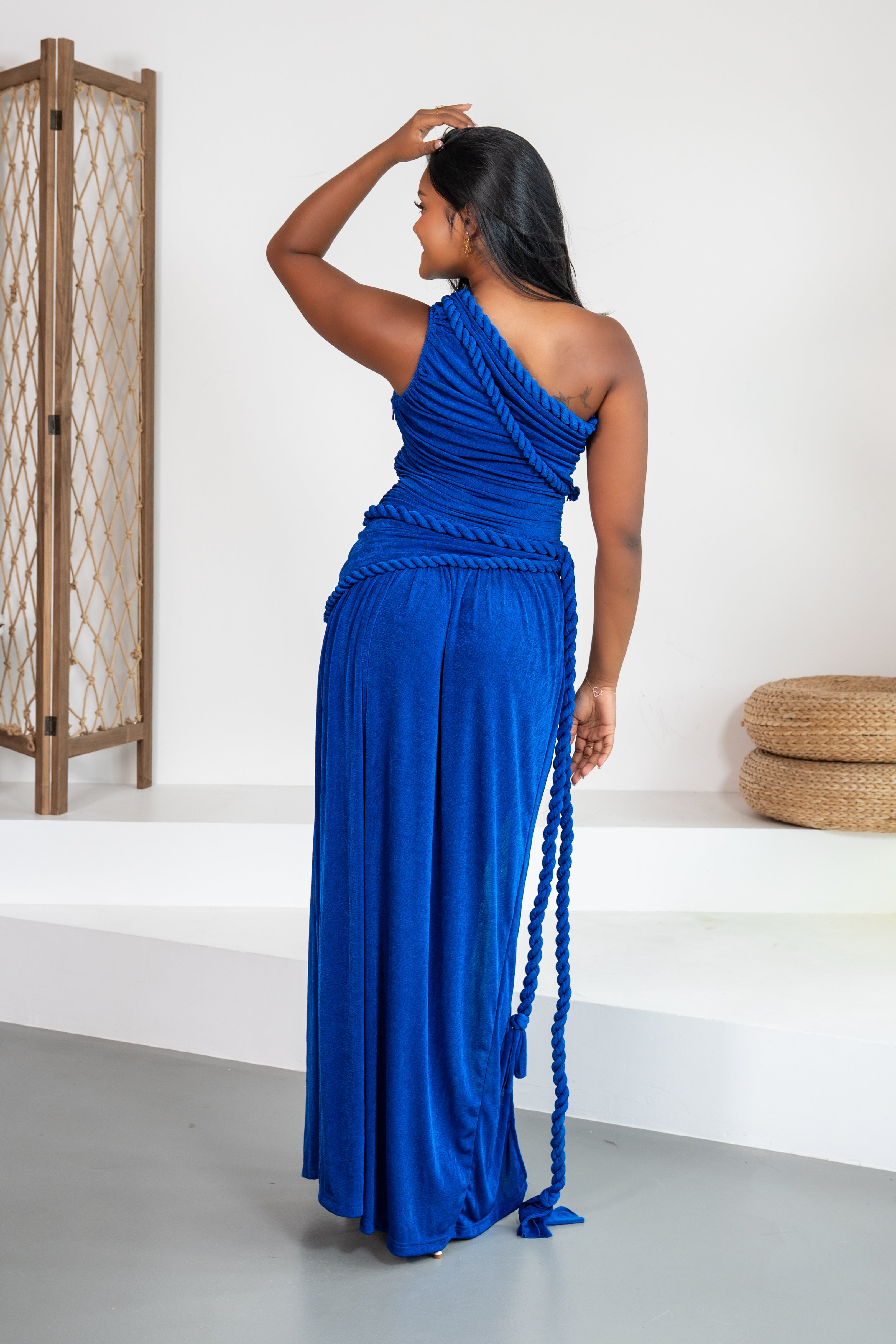 Athena - Robe longue une épaule bleu roi à cordes torsadées