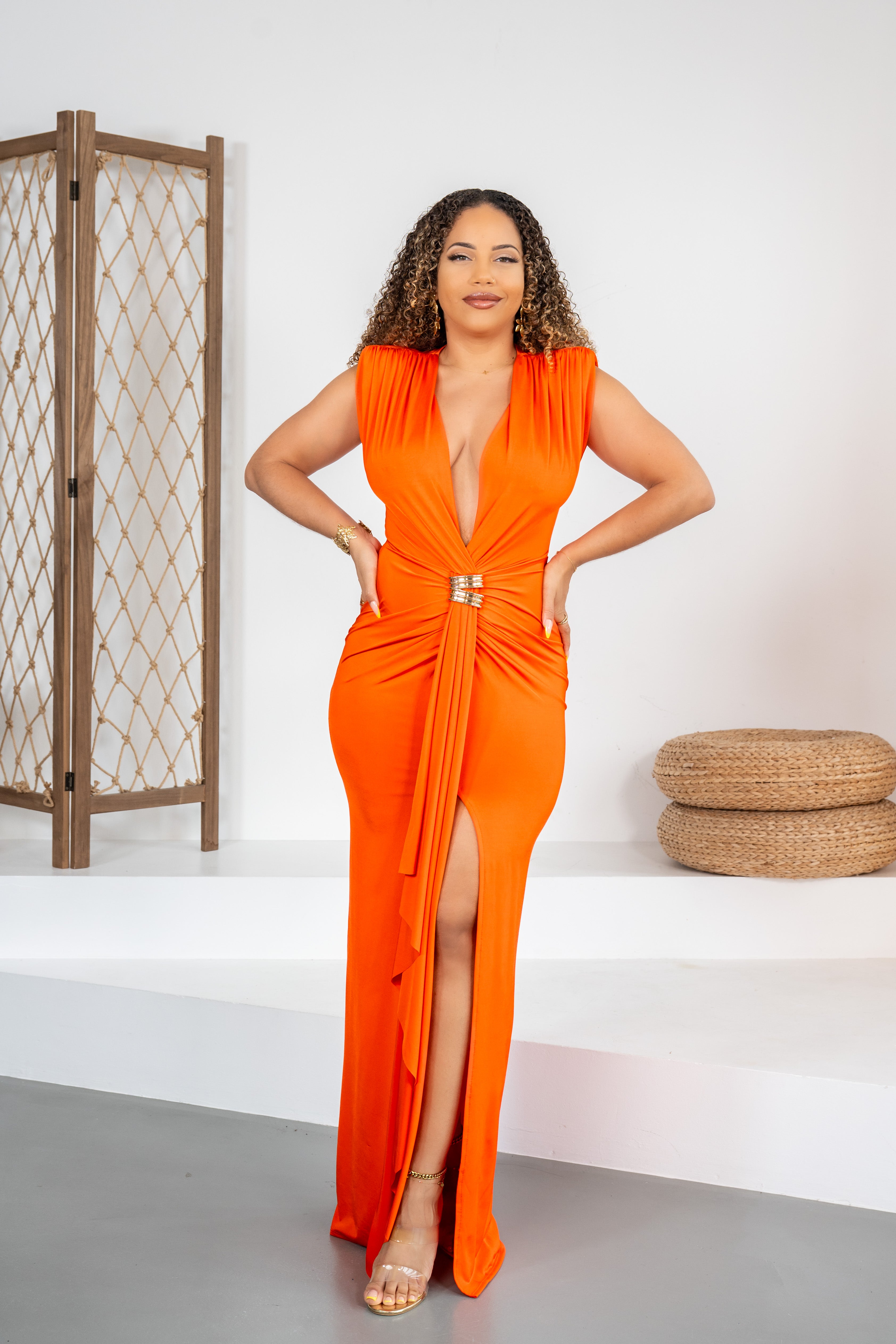 Golden Silhouette - Robe orange élégante avec bijou doré