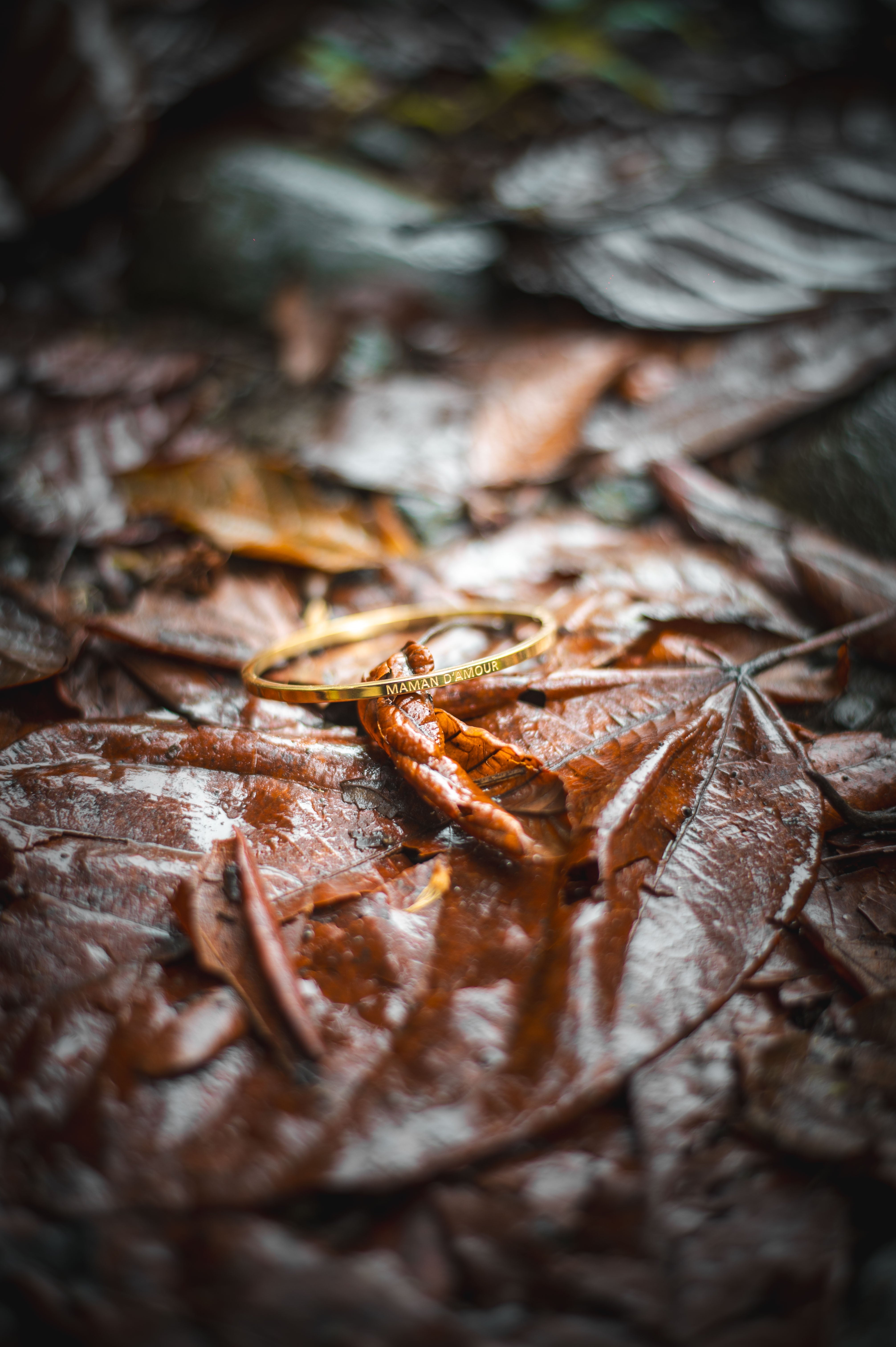 Brazalete "MAMAN D'AMOUR" de acero inoxidable en tono dorado