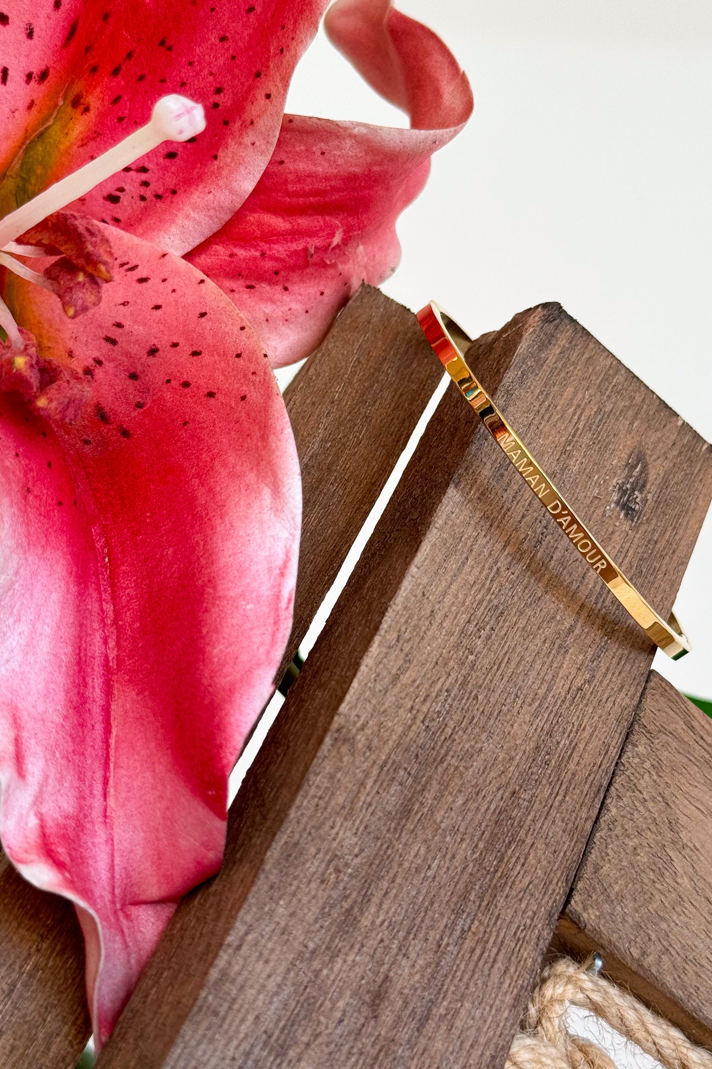 Brazalete "MAMAN D'AMOUR" de acero inoxidable en tono dorado