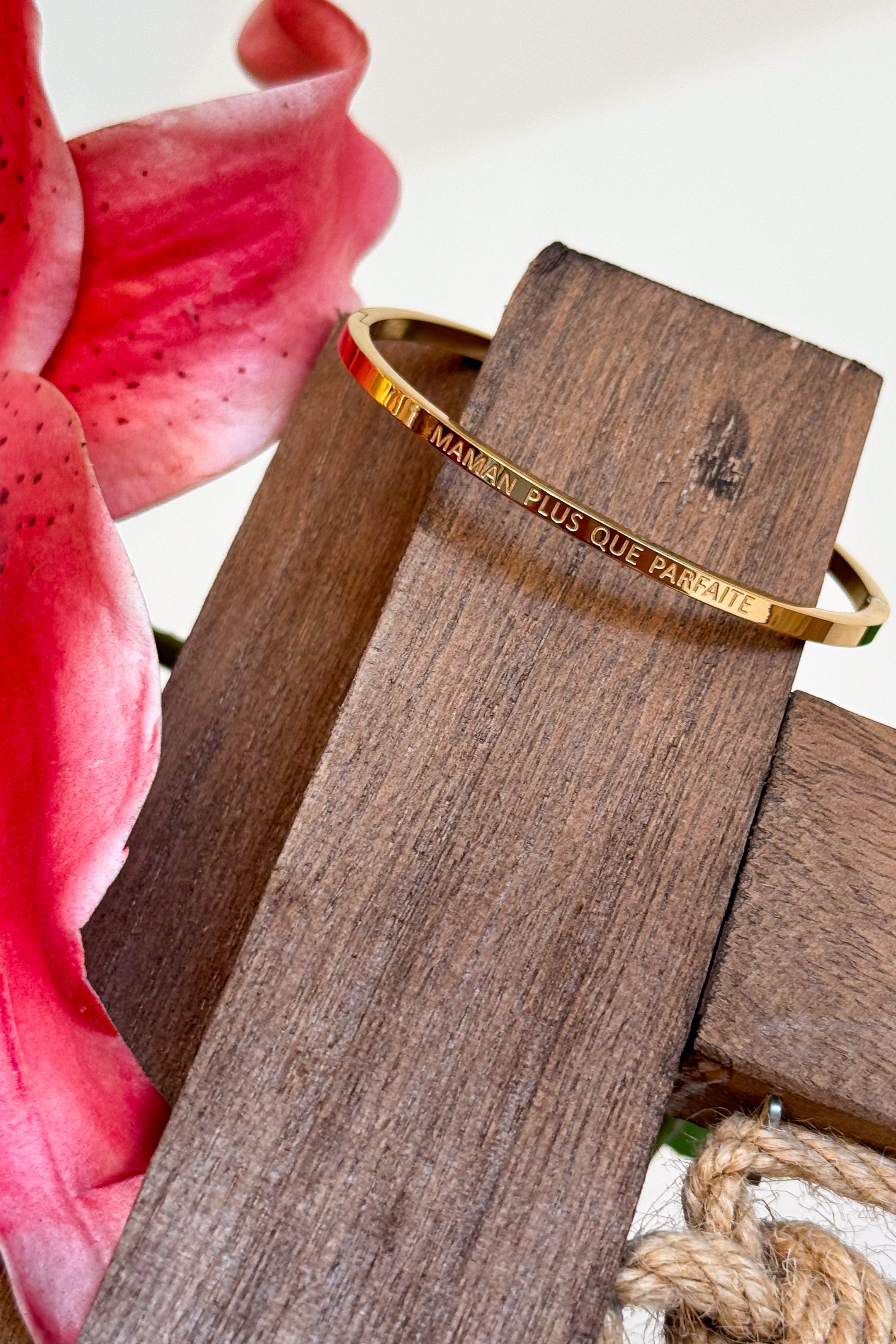 Jonc "MAMAN PLUS QUE PARFAITE" doré en acier inoxydable