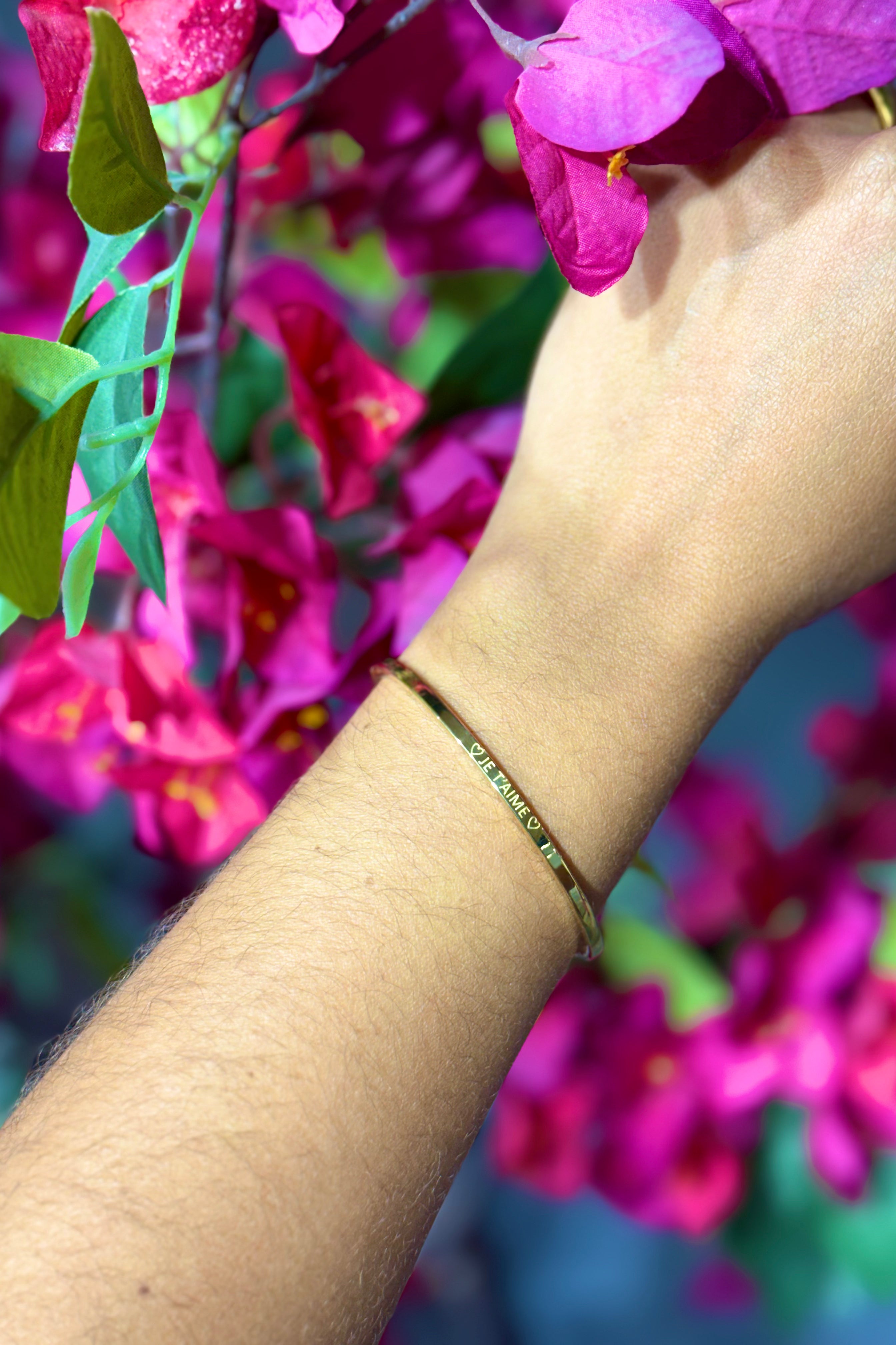 Brazalete "MAMAN D'AMOUR" de acero inoxidable en tono dorado