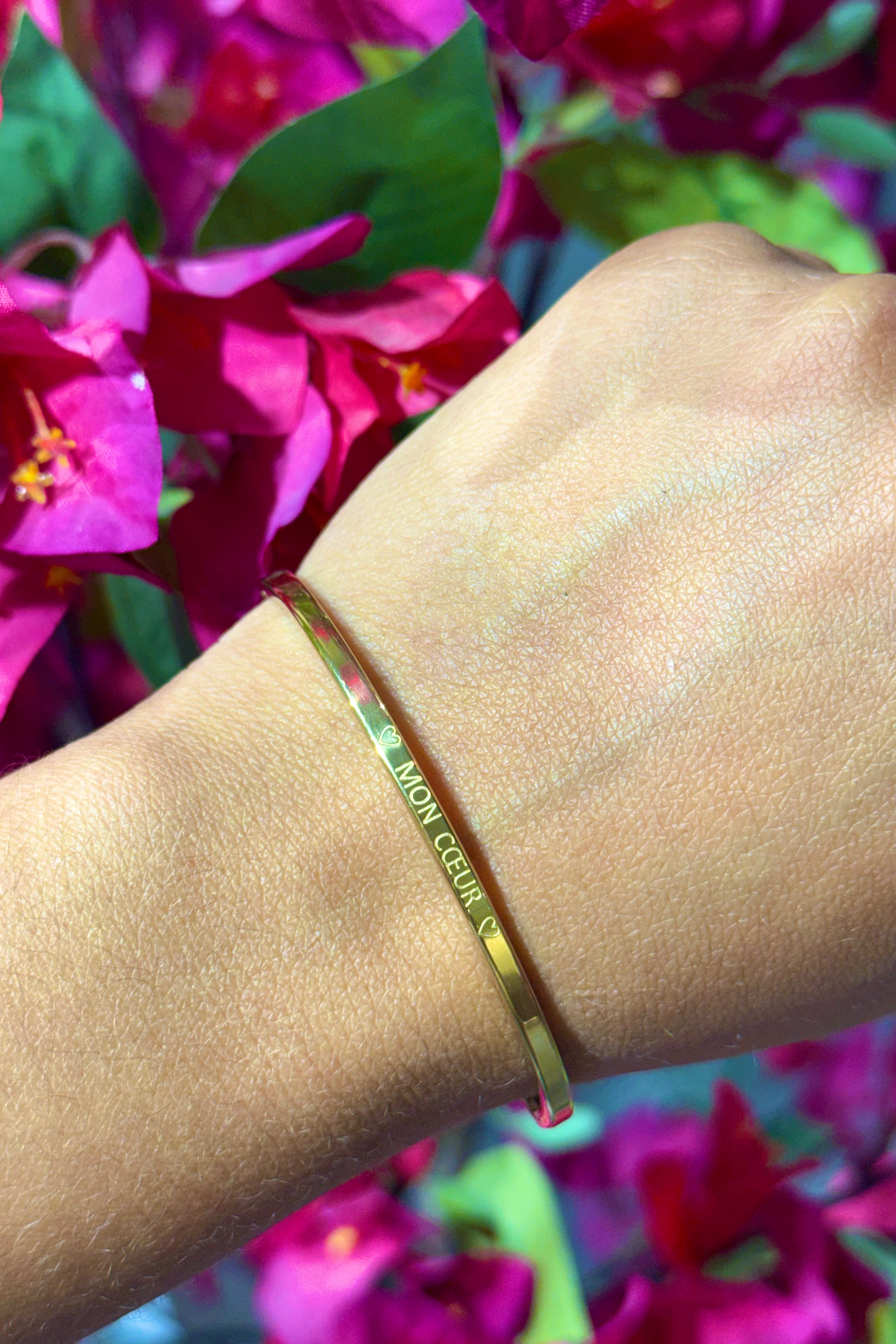 Brazalete "MAMAN D'AMOUR" de acero inoxidable en tono dorado
