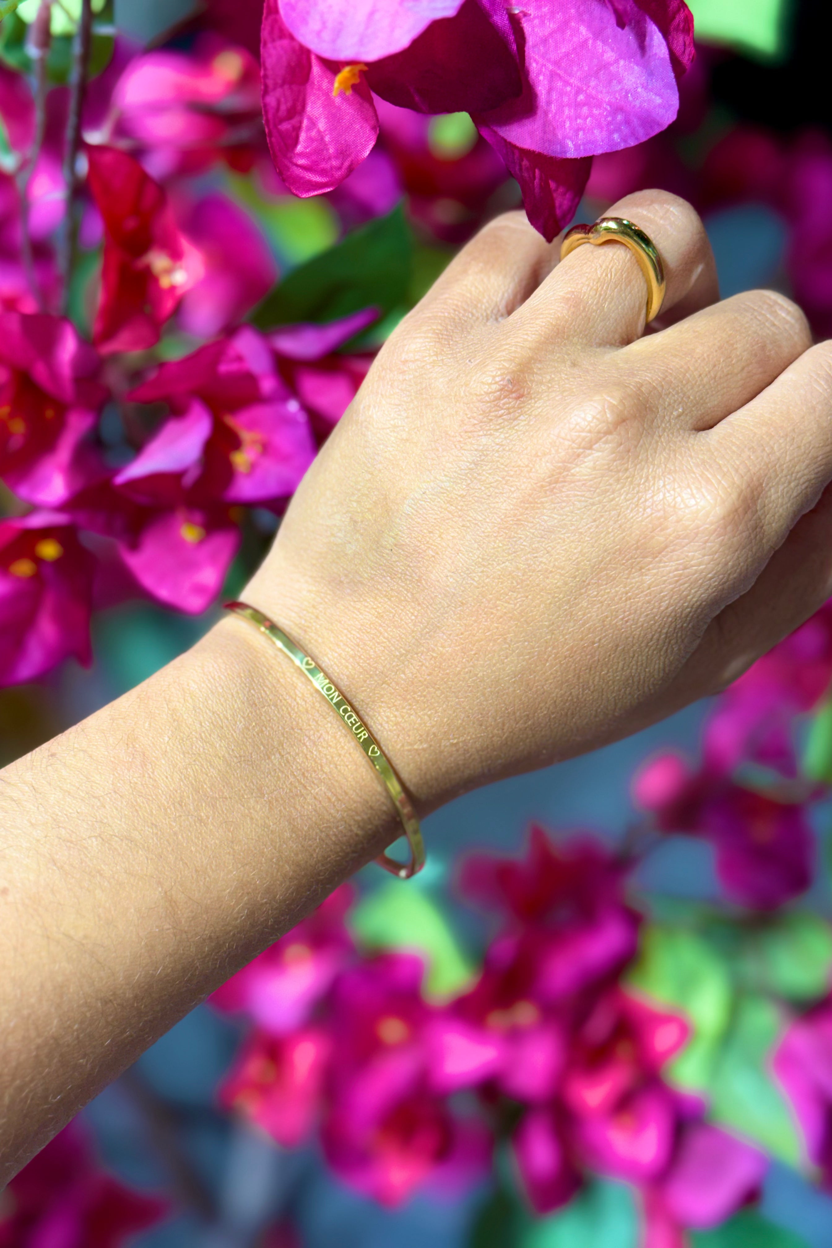 Brazalete "MAMAN D'AMOUR" de acero inoxidable en tono dorado