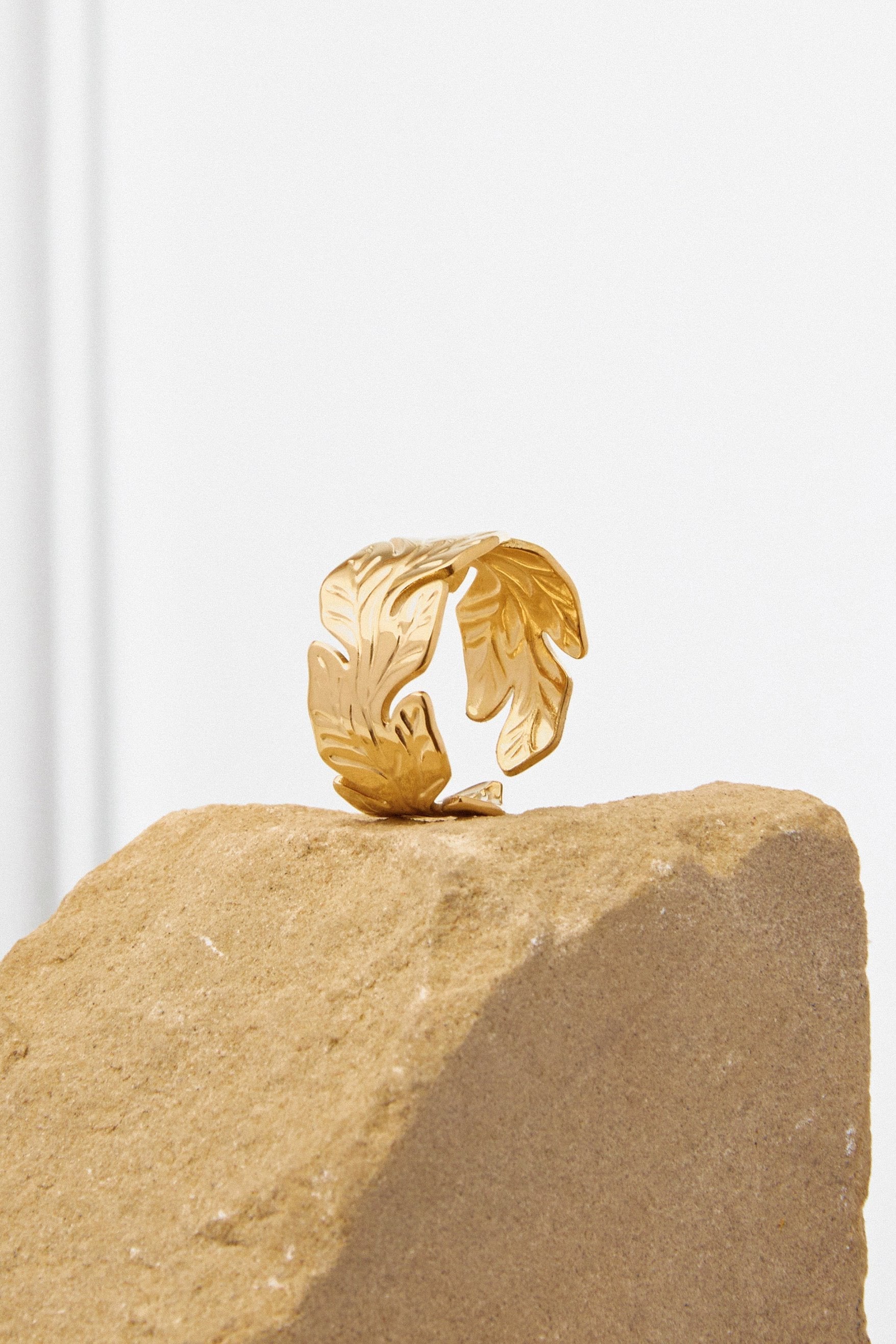 THICK LEAVES ring