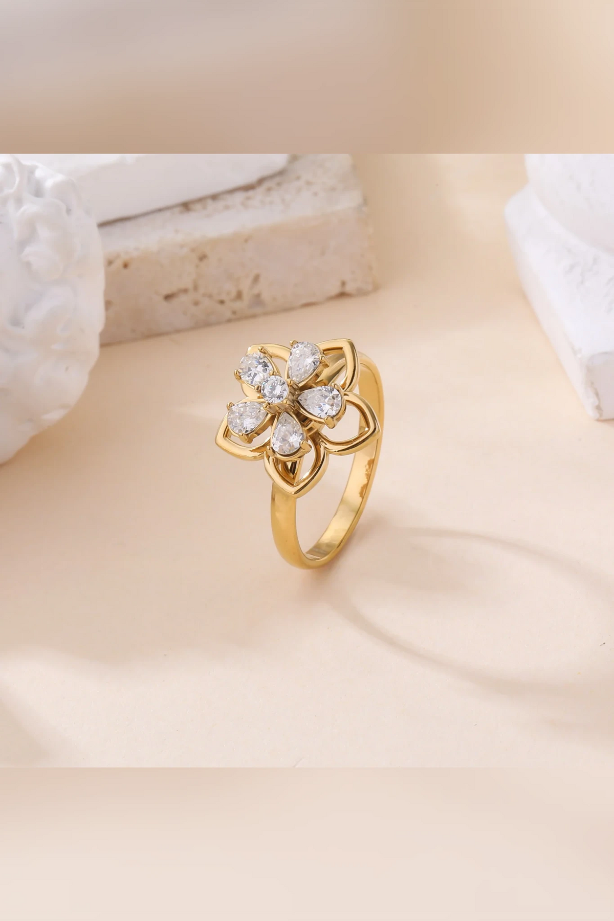 Flor de Luz - Bague fleur dorée sertie