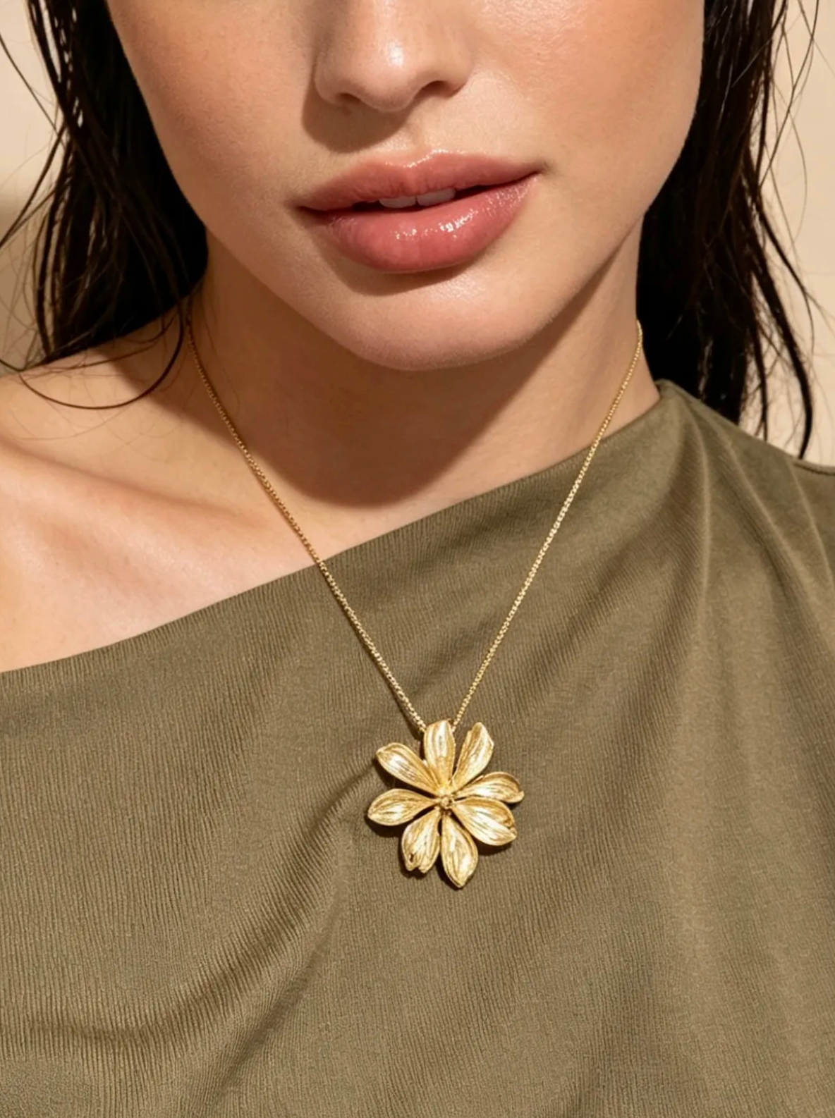 Nenúfar - Collier fleur gravée dorée