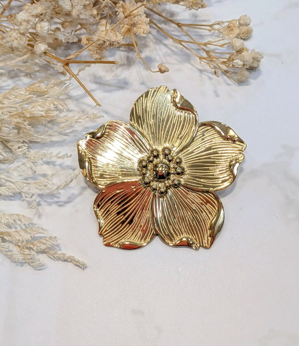 Primavera - Broche fleur gravée dorée