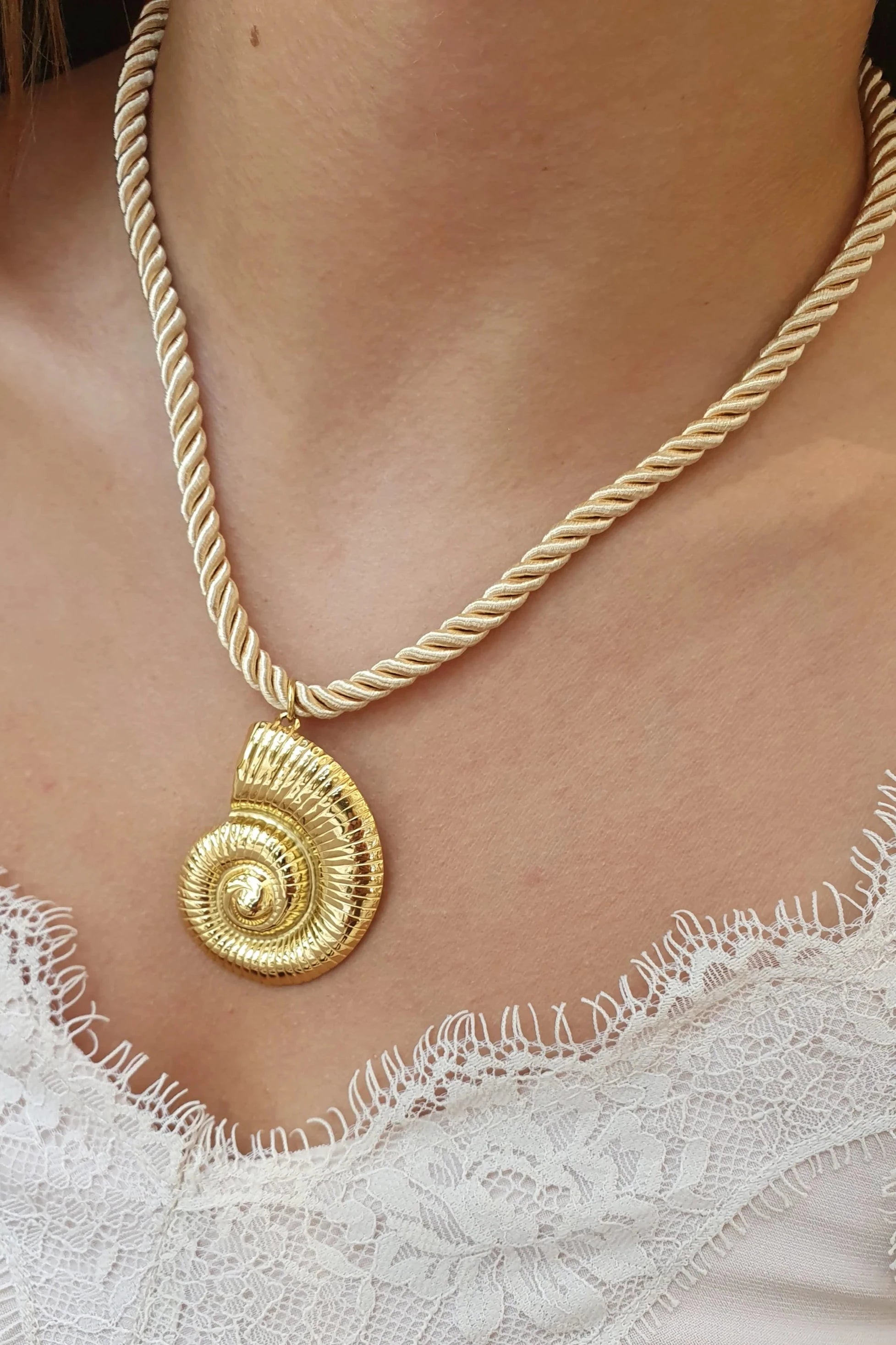 Collier doré COQUILLAGE ESCARGOT