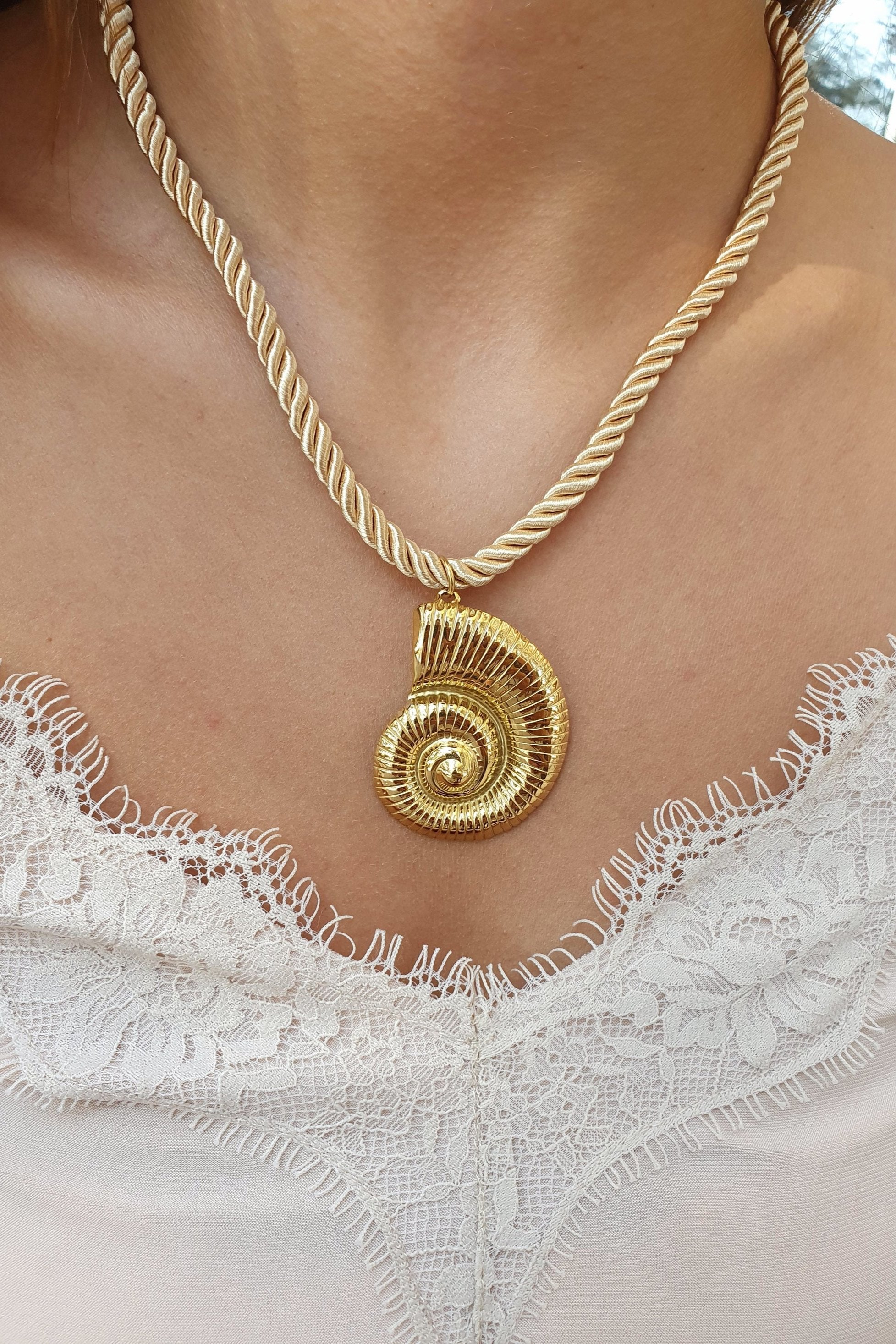 Collier doré COQUILLAGE ESCARGOT