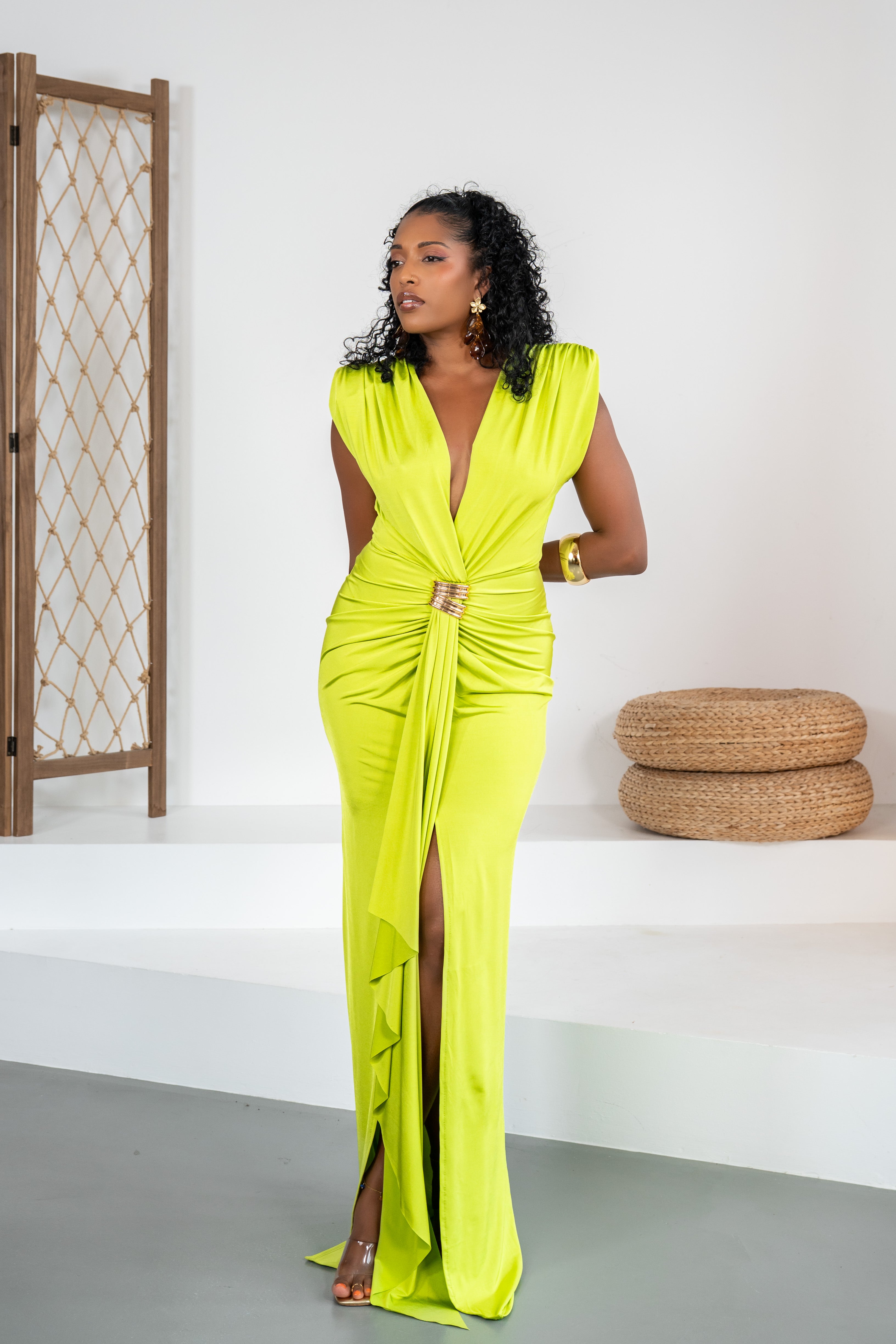 Golden Silhouette - Robe anis élégante avec bijou doré