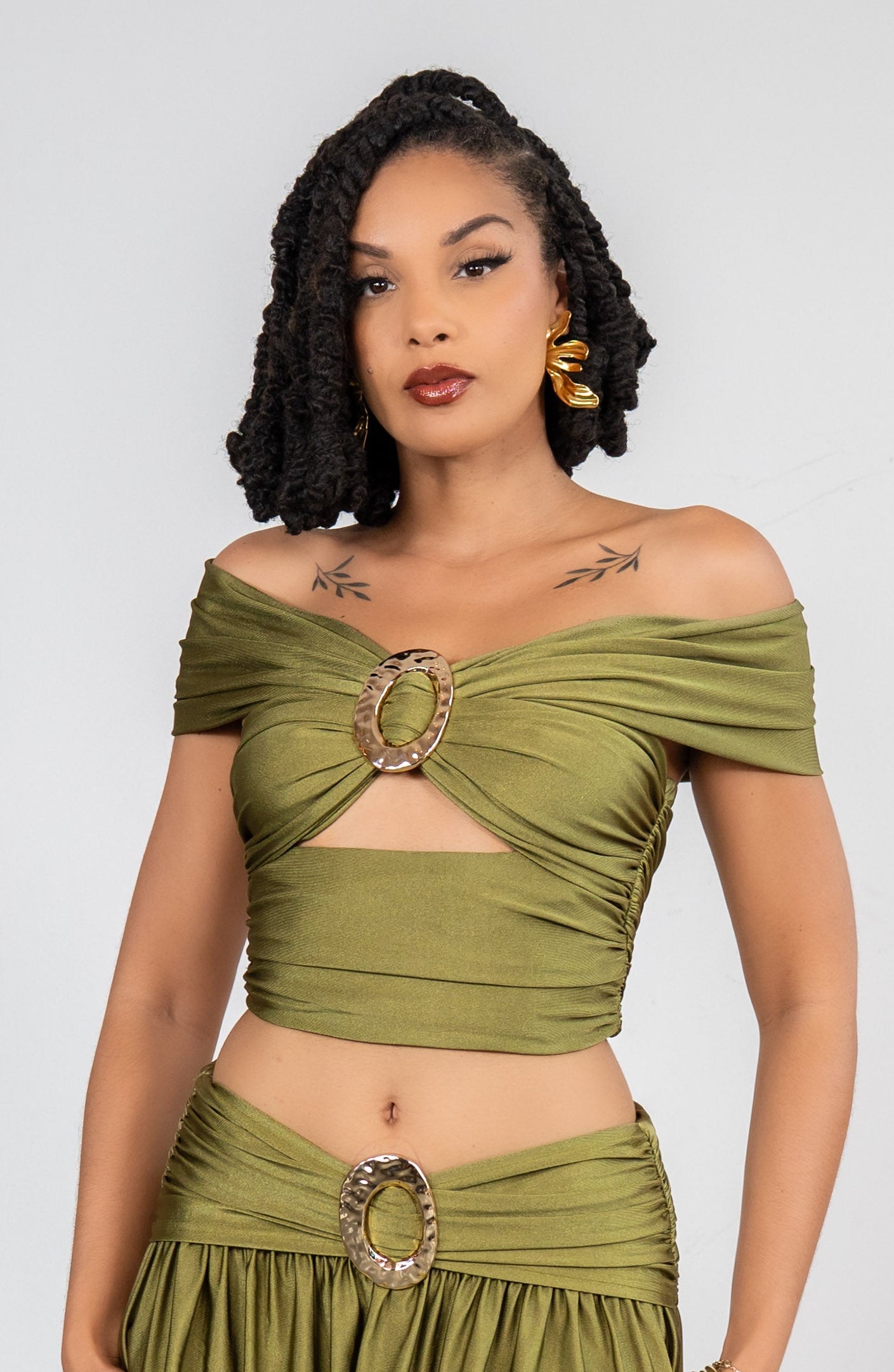 Riviera Royale - Ensemble olive satiné avec bijoux intégrés