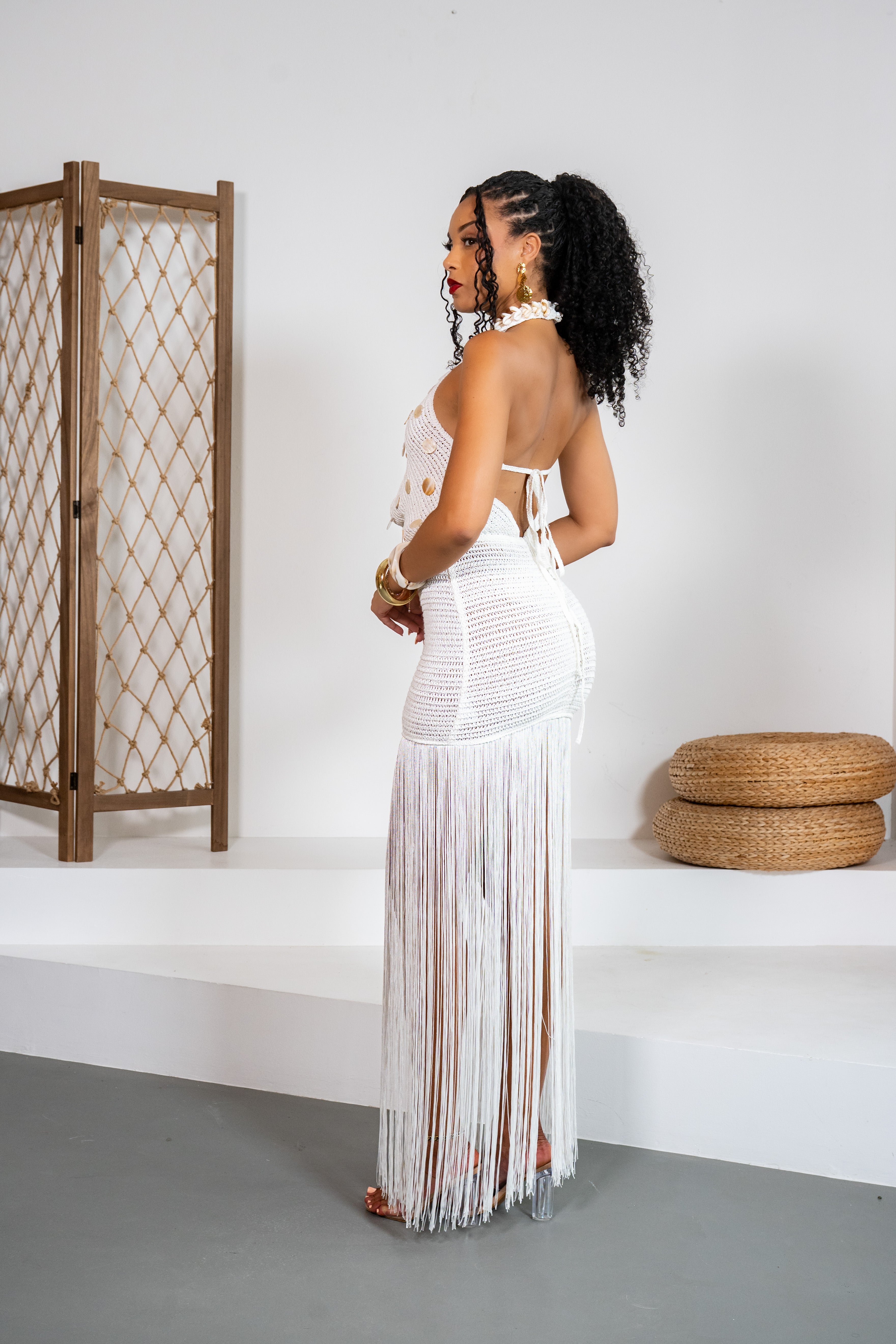 Calypso - Robe longue blanche luxueuse ornée de cauris
