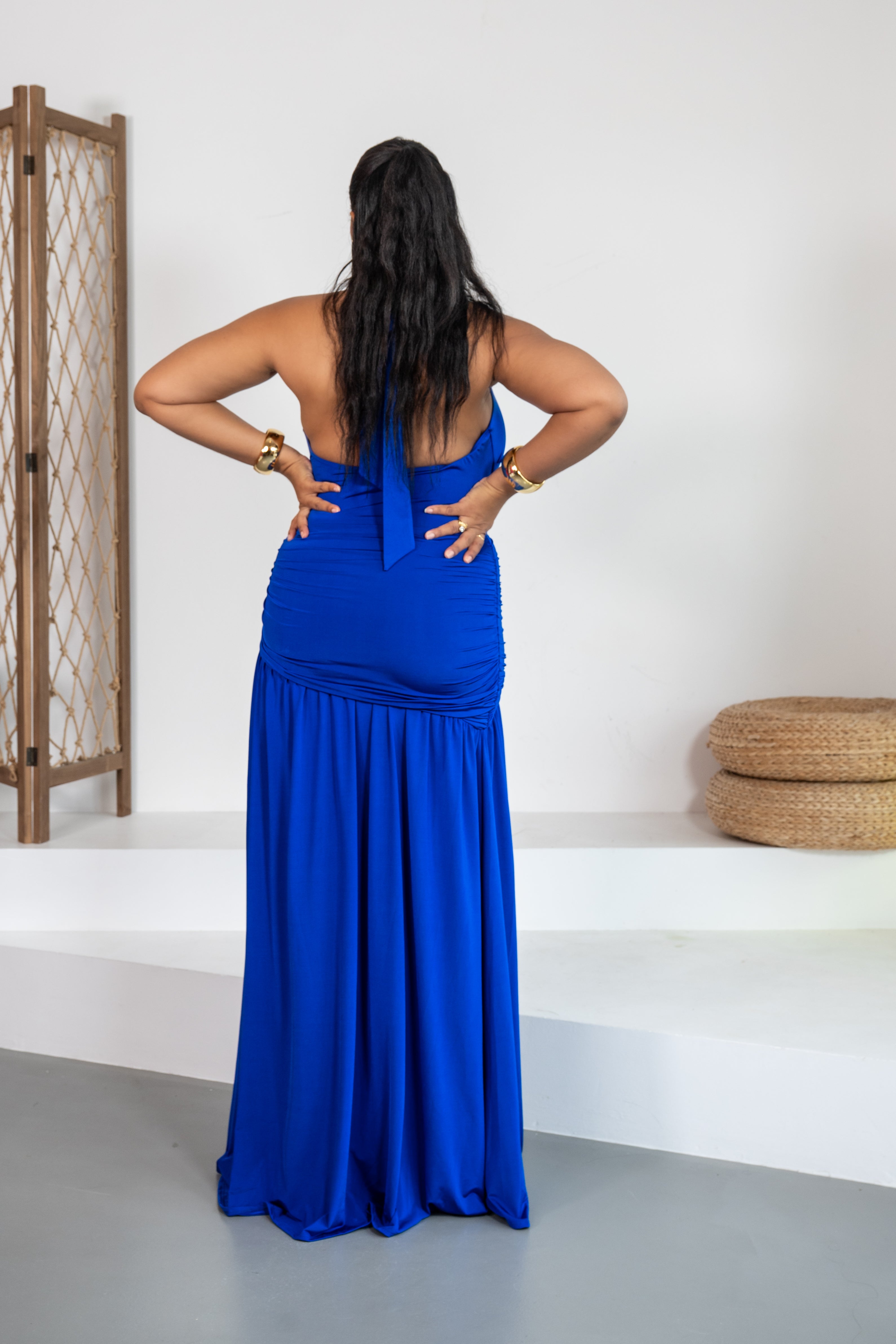 Hibisco - Robe longue fendue bleu roi à fleur dorée
