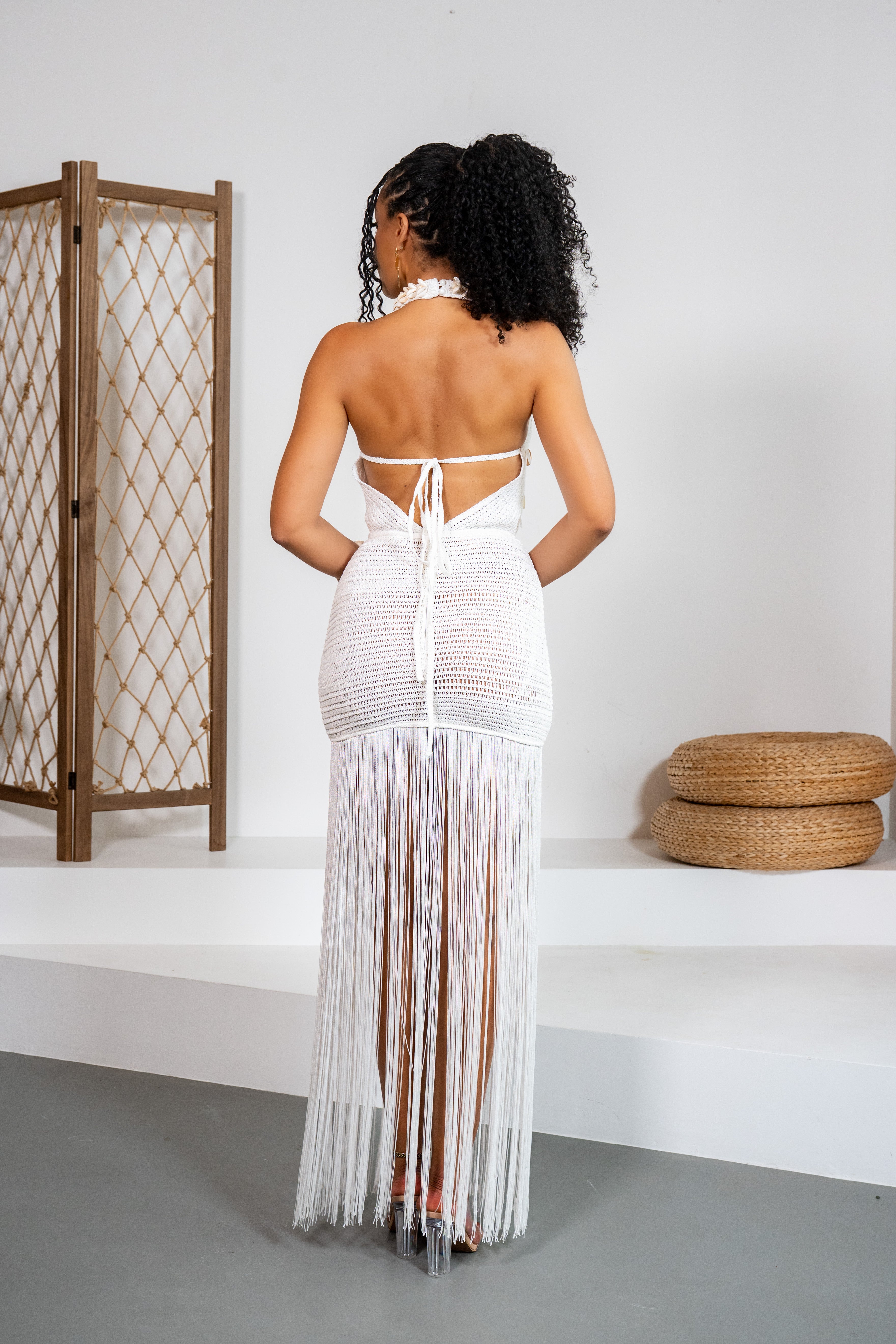 Calypso - Robe longue blanche luxueuse ornée de cauris