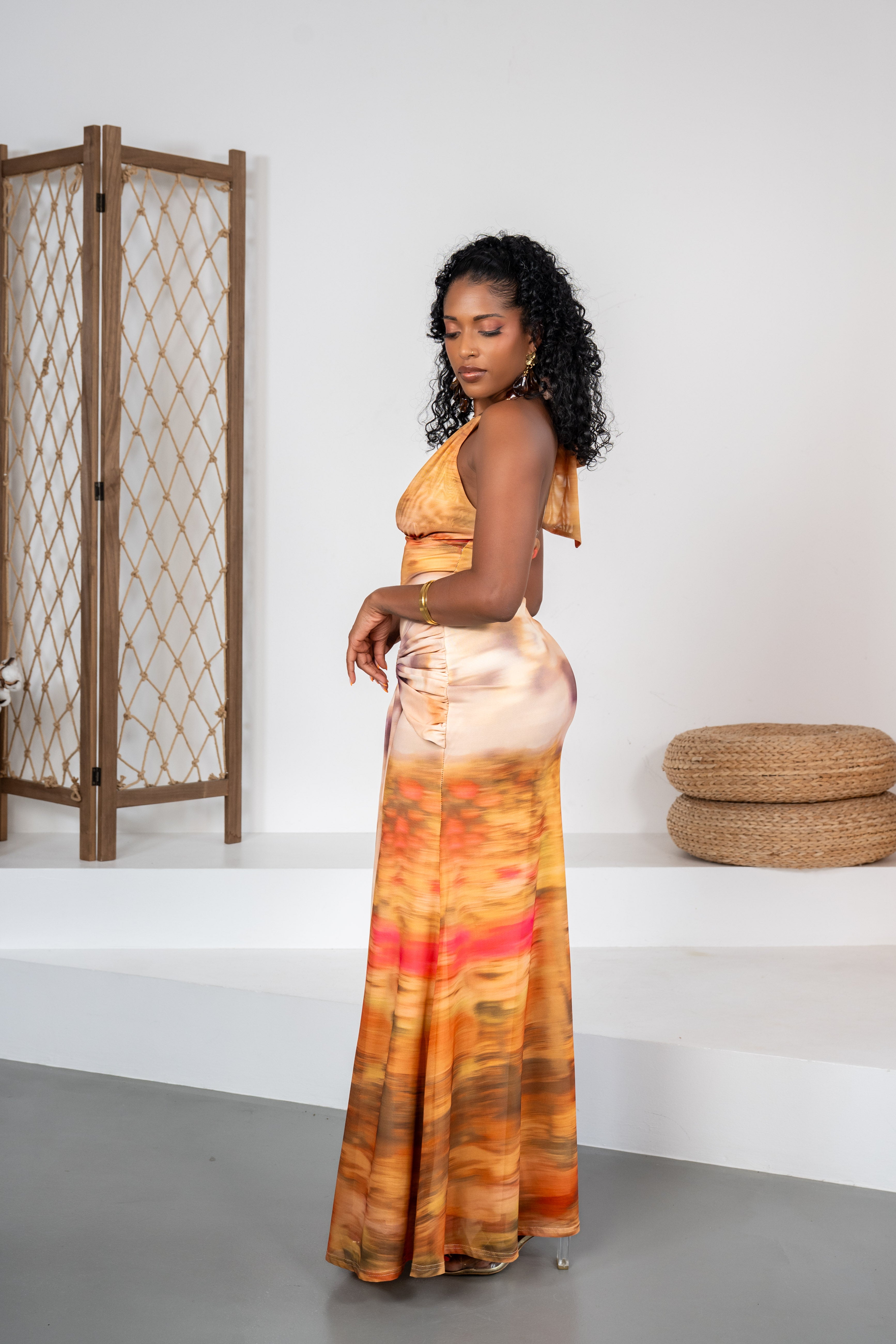 Isla Serena - Robe élégante avec drapé et bijou