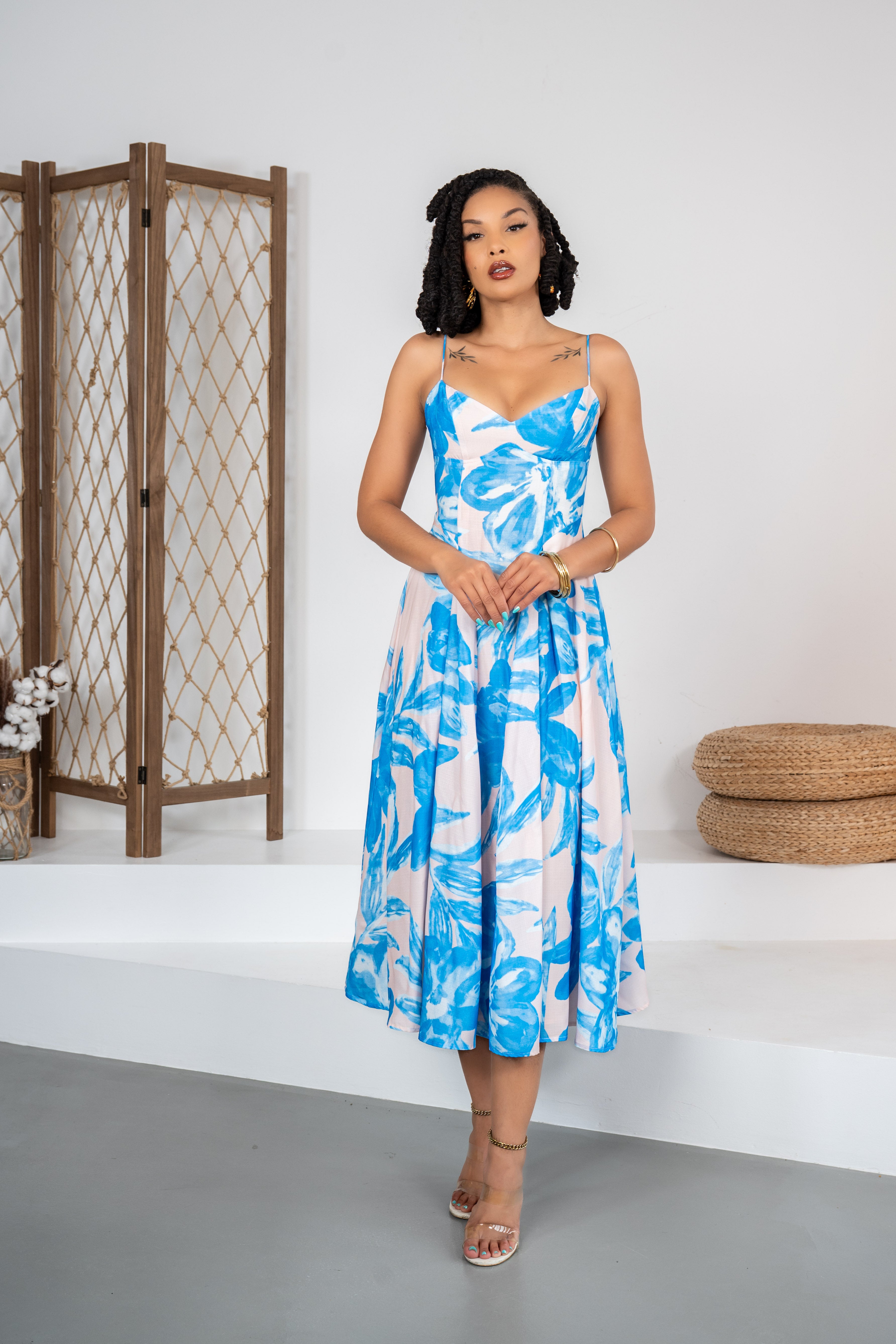 Bloom Riviera - Robe élégante crème à fleurs bleues