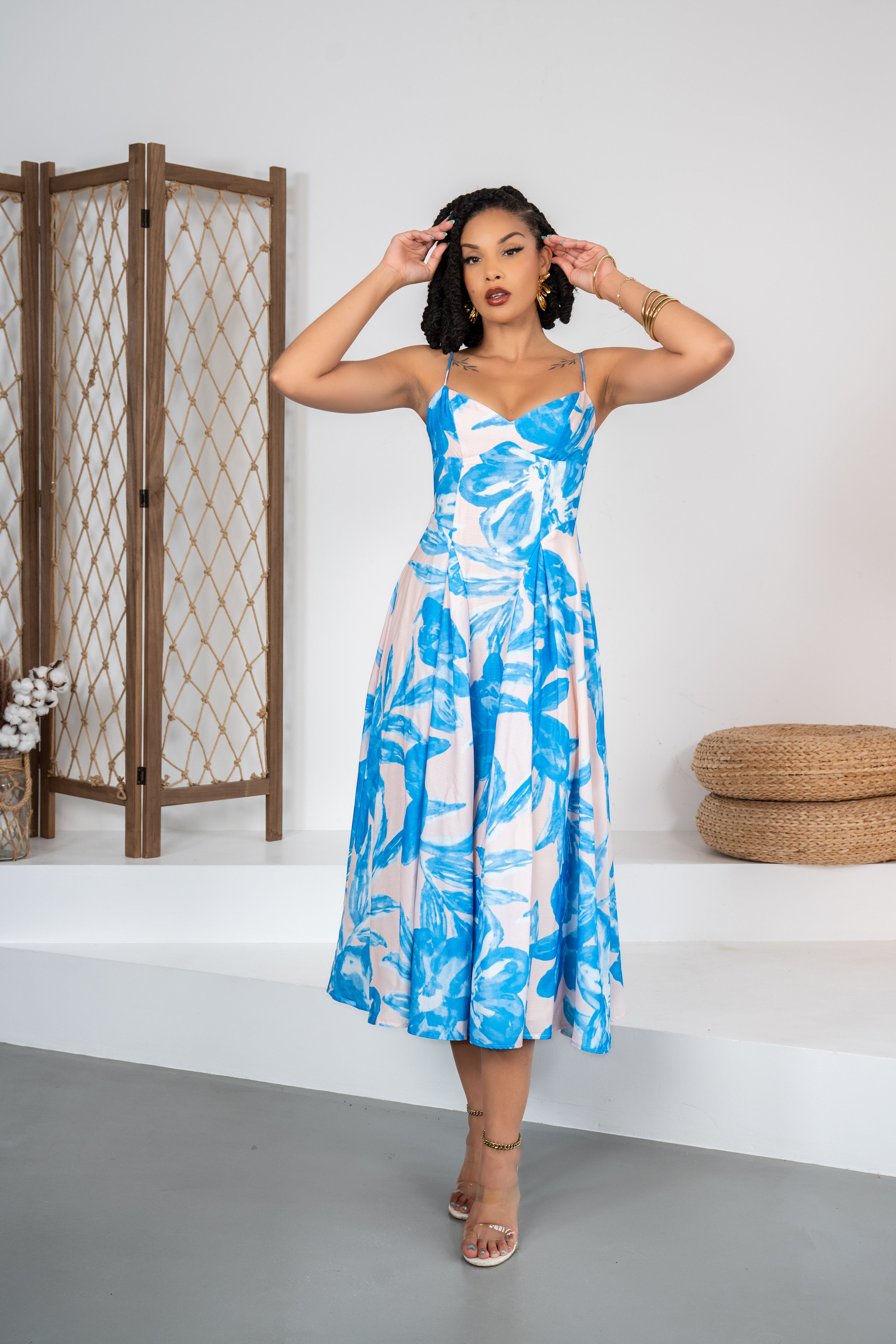 Bloom Riviera - Robe élégante crème à fleurs bleues