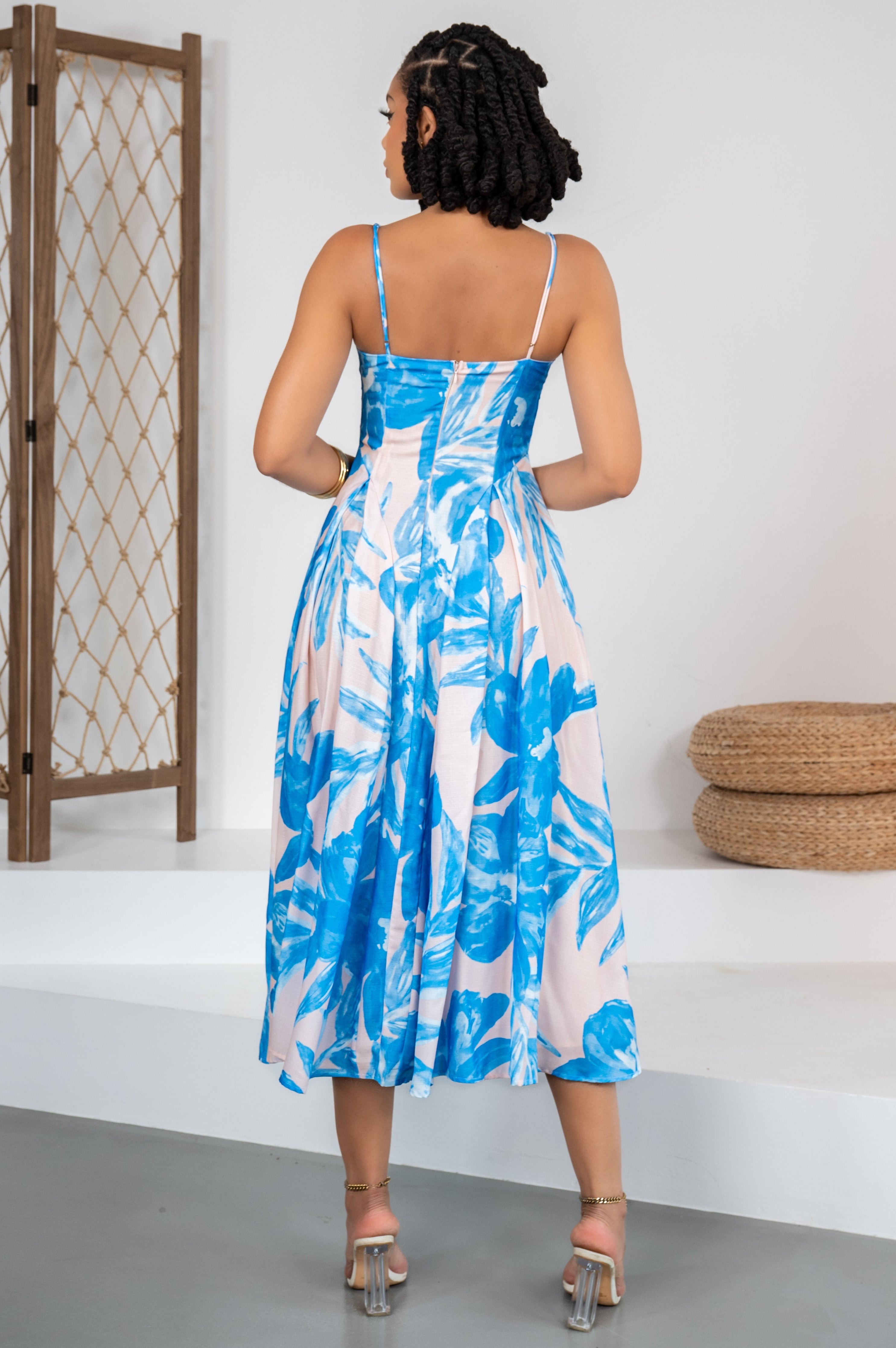 Bloom Riviera - Robe élégante crème à fleurs bleues