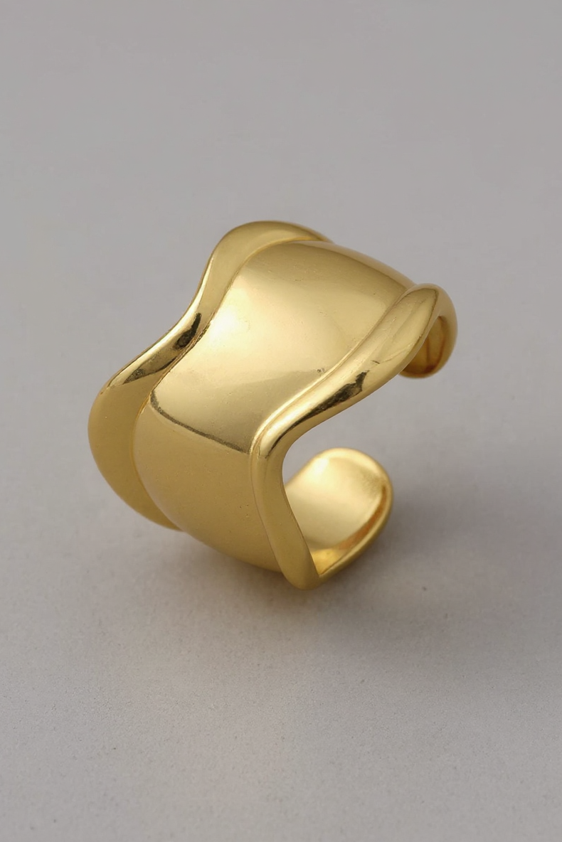 Ola Artística - Anillo ancho de acero inoxidable bañado en oro: diseño escultural y ajustable