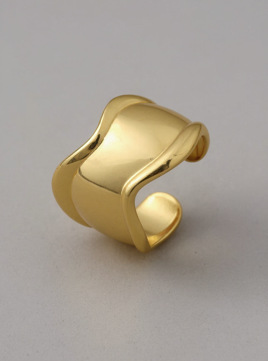 Ola Artística - Anillo ancho de acero inoxidable bañado en oro: diseño escultural y ajustable