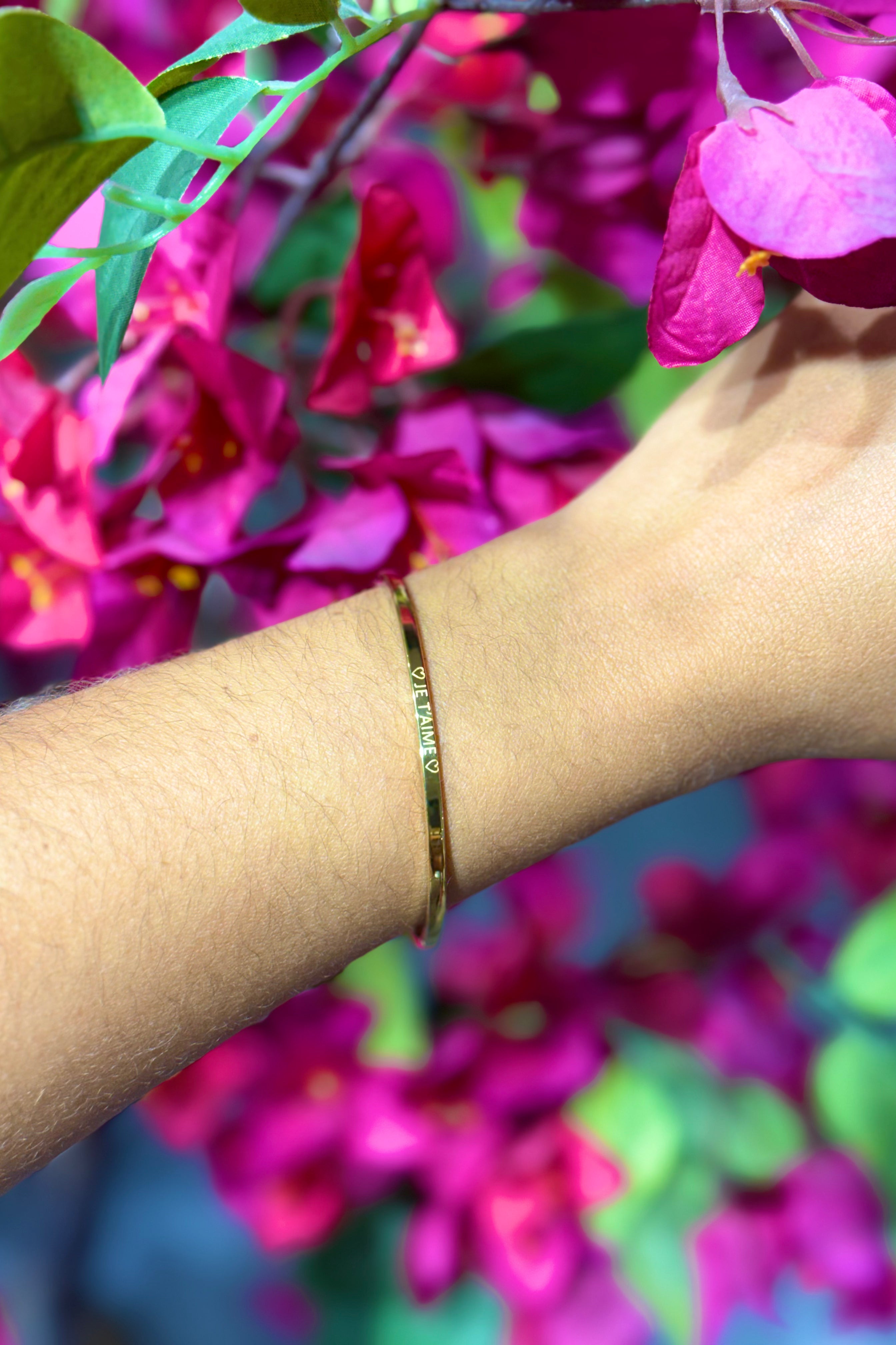 Brazalete "MAMAN D'AMOUR" de acero inoxidable en tono dorado