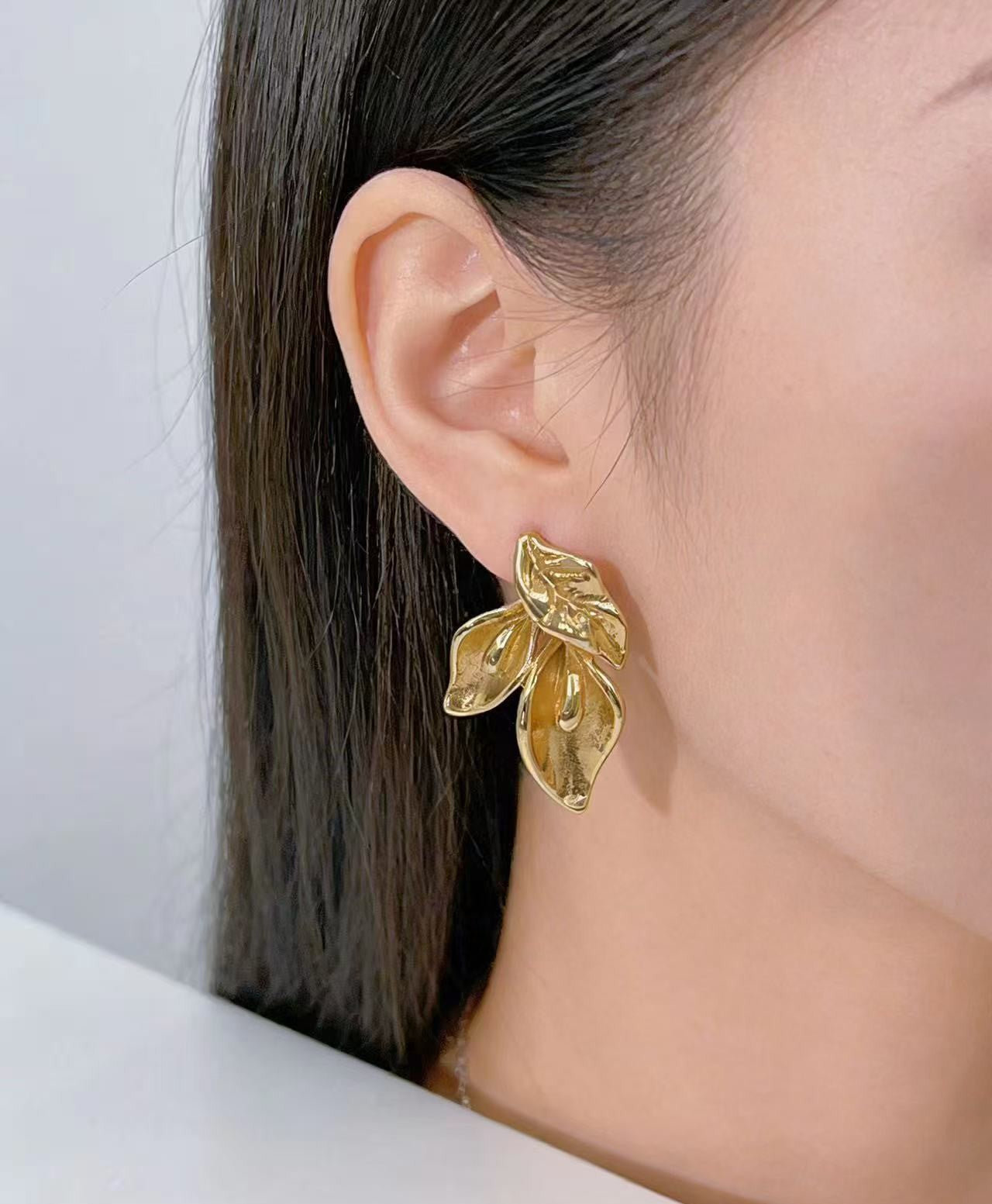 Eléora - Petite boucles en forme de feuilles en acier inoxydable