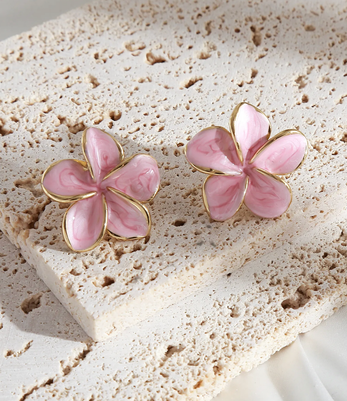 Moorea - Boucles fleur émaillée rose