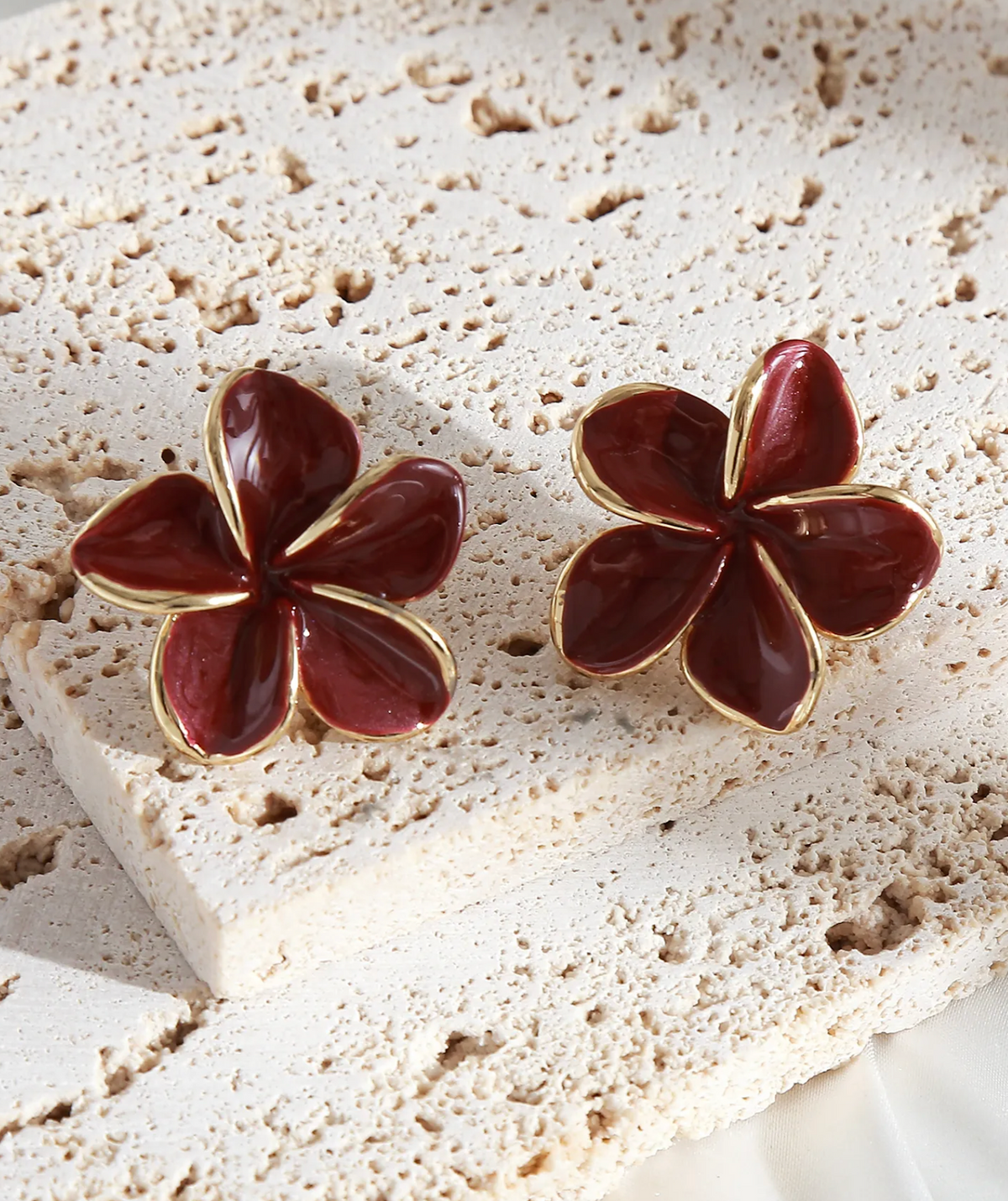 Tahiti - Boucles fleur émaillée bordeaux
