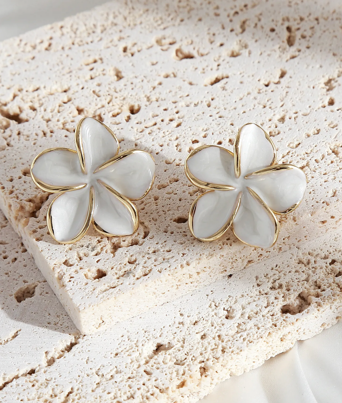 Vahiné - Boucles fleur émaillée blanche