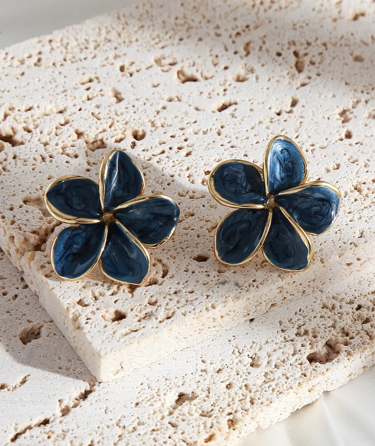 Rangiroa - Boucles fleur émaillée bleue