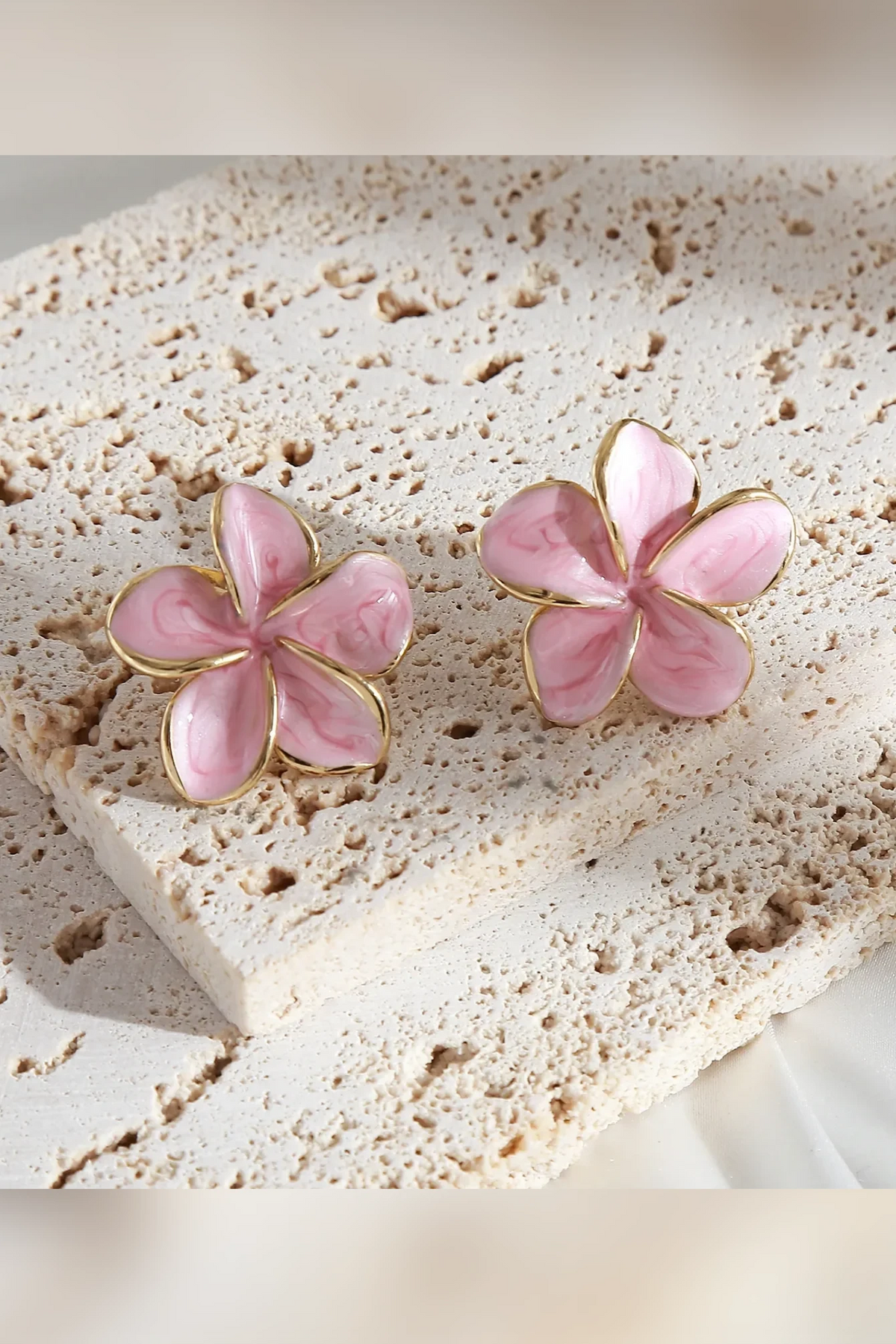 Moorea - Boucles fleur émaillée rose