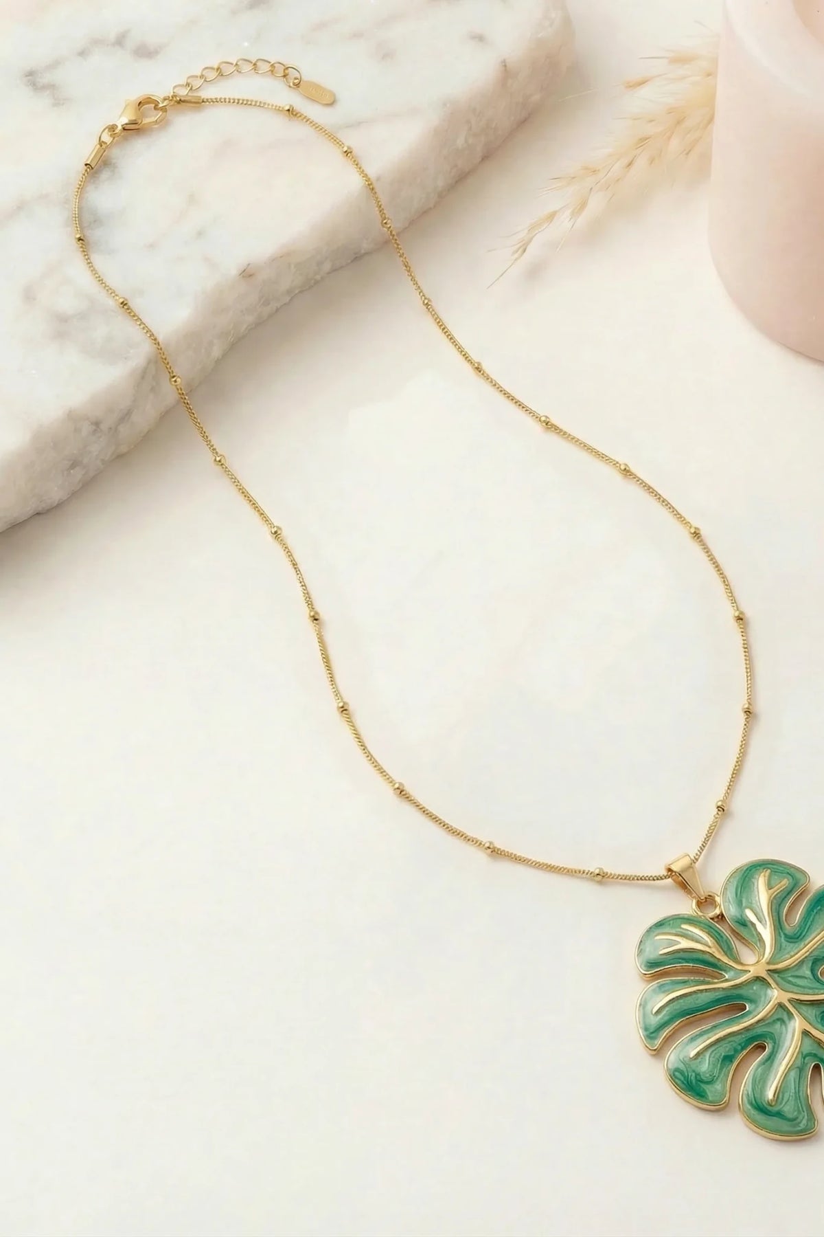 Hoja guapa - Collier grosse feuille verte acier inoxydable