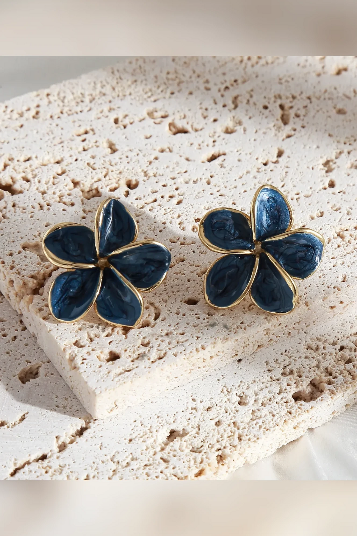 Rangiroa - Boucles fleur émaillée bleue