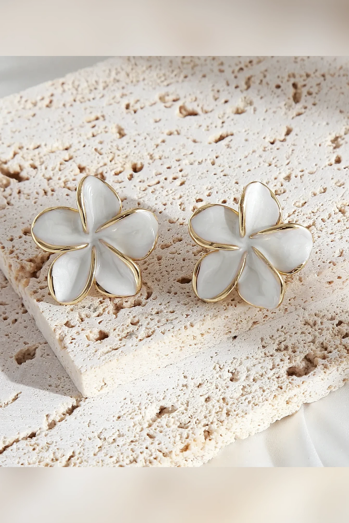 Vahiné - Boucles fleur émaillée blanche