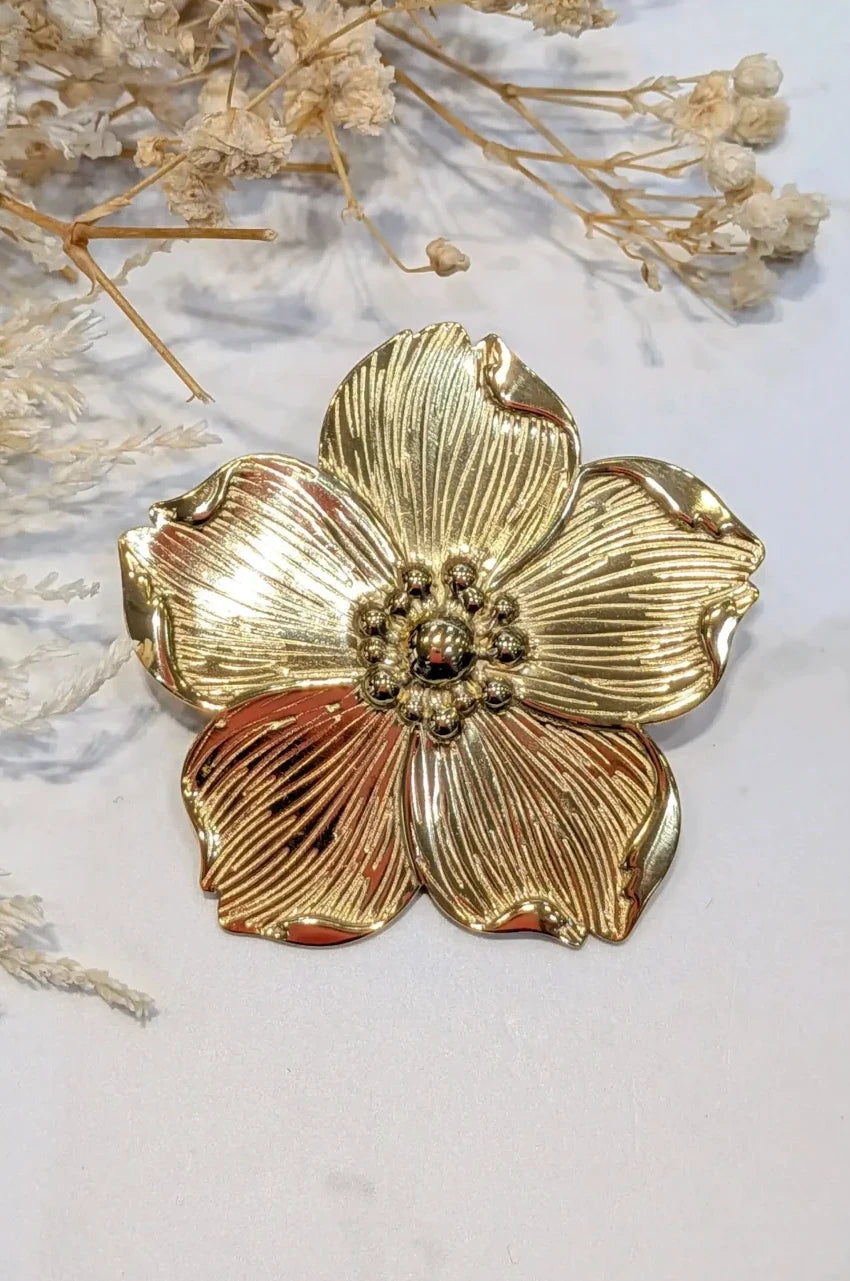 Primavera - Broche fleur gravée dorée