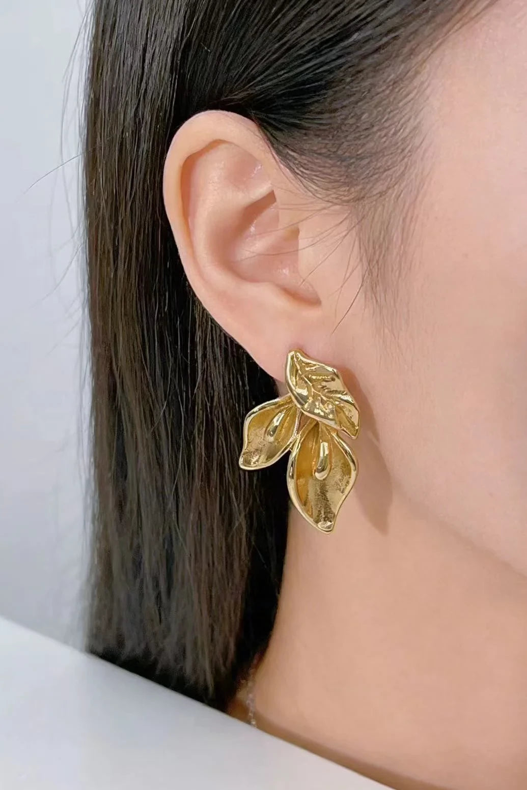 Eléora - Petite boucles en forme de feuilles en acier inoxydable