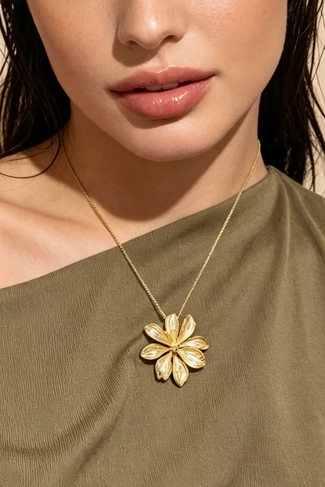 Nenúfar - Collier fleur gravée dorée