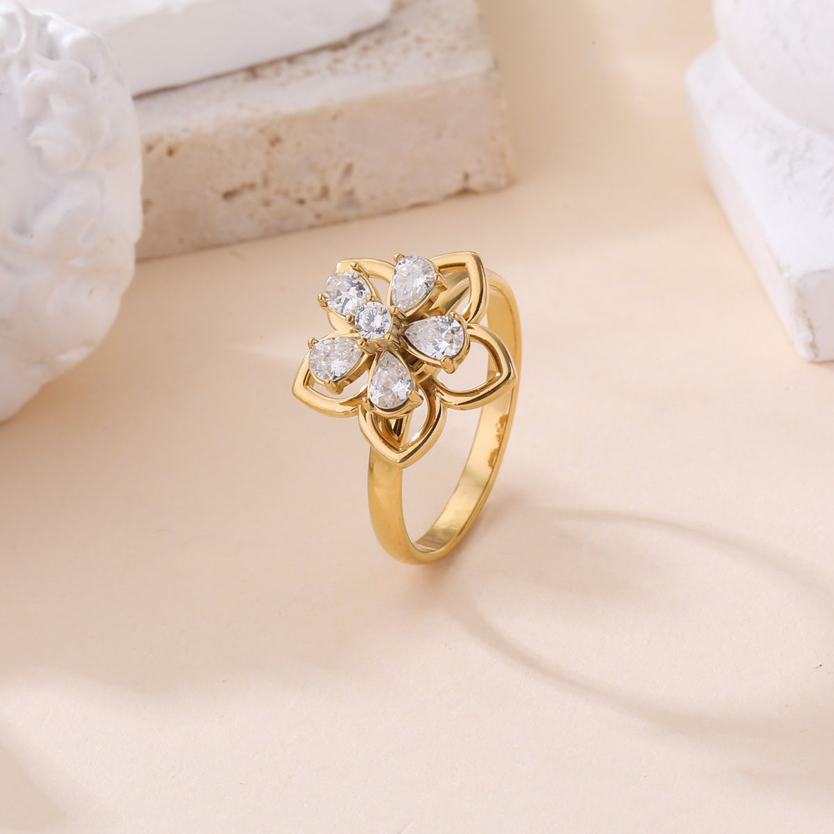 Flor de Luz - Bague fleur dorée sertie