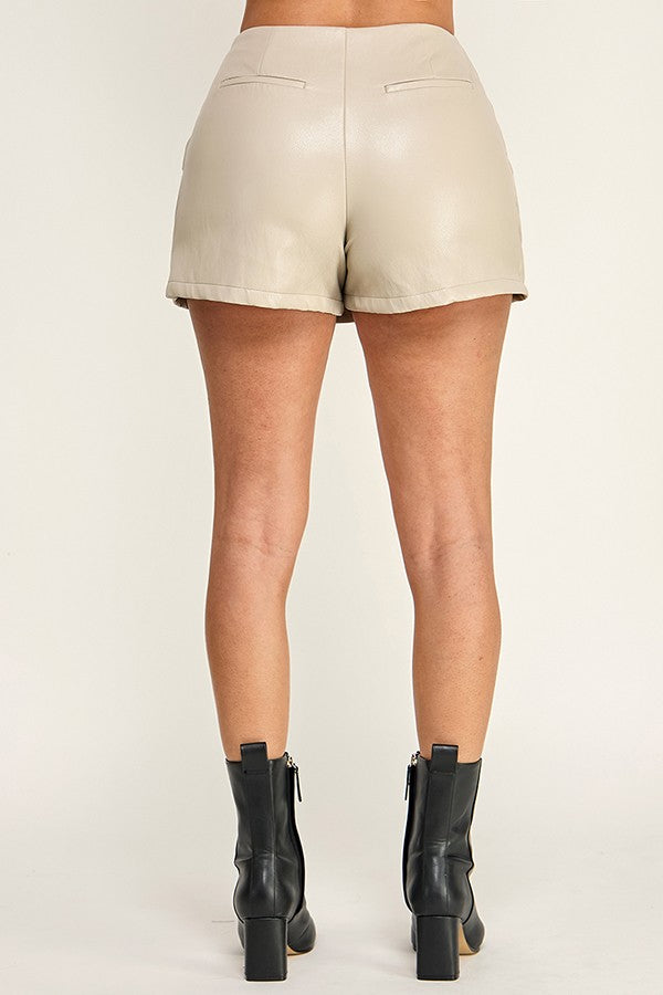 Turrón - Jupe-short drapée en simili cuir beige